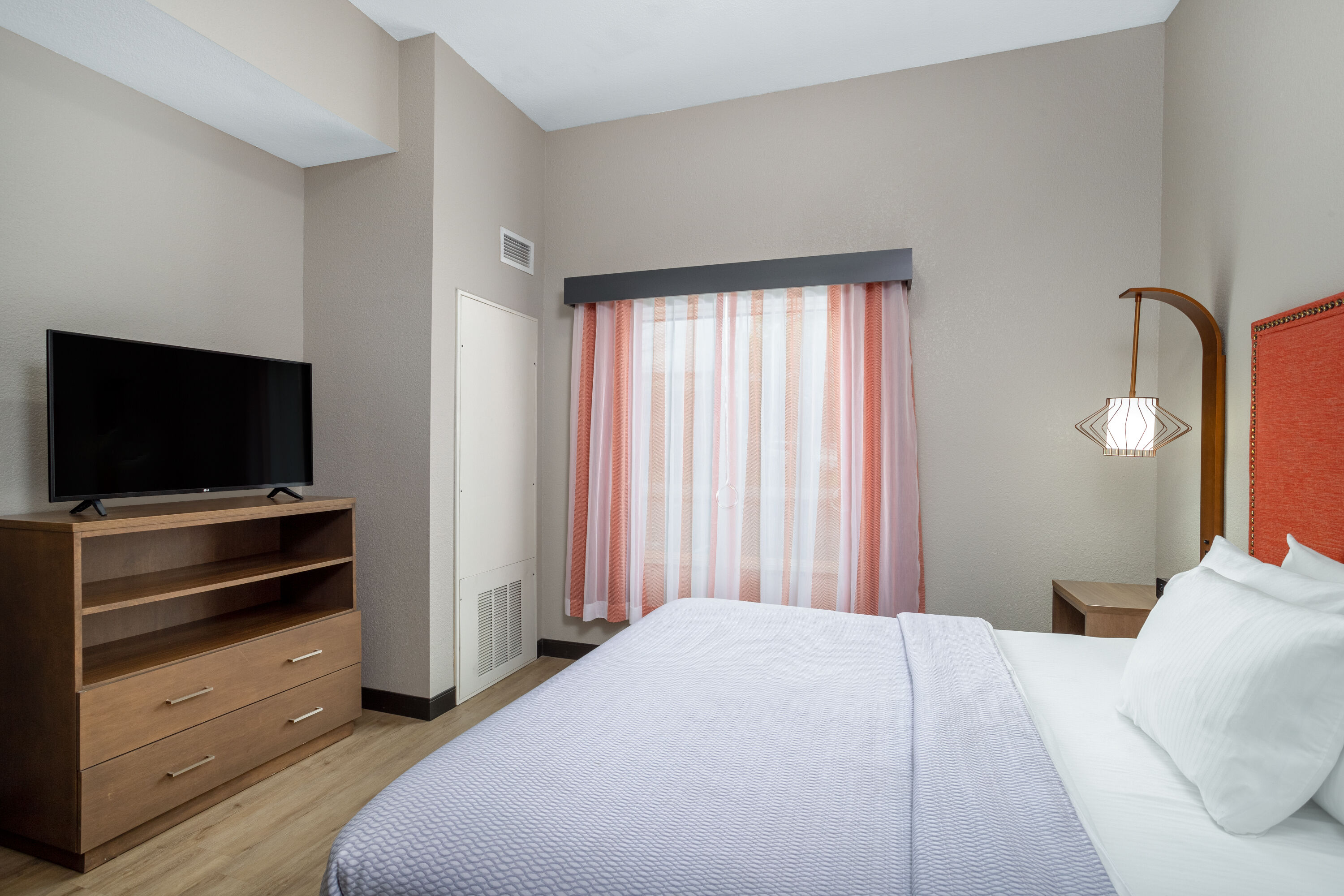 Guest room at the La Quinta Inn & Suites by Wyndham Augusta/Fort Eisenhower in Augusta, Georgia