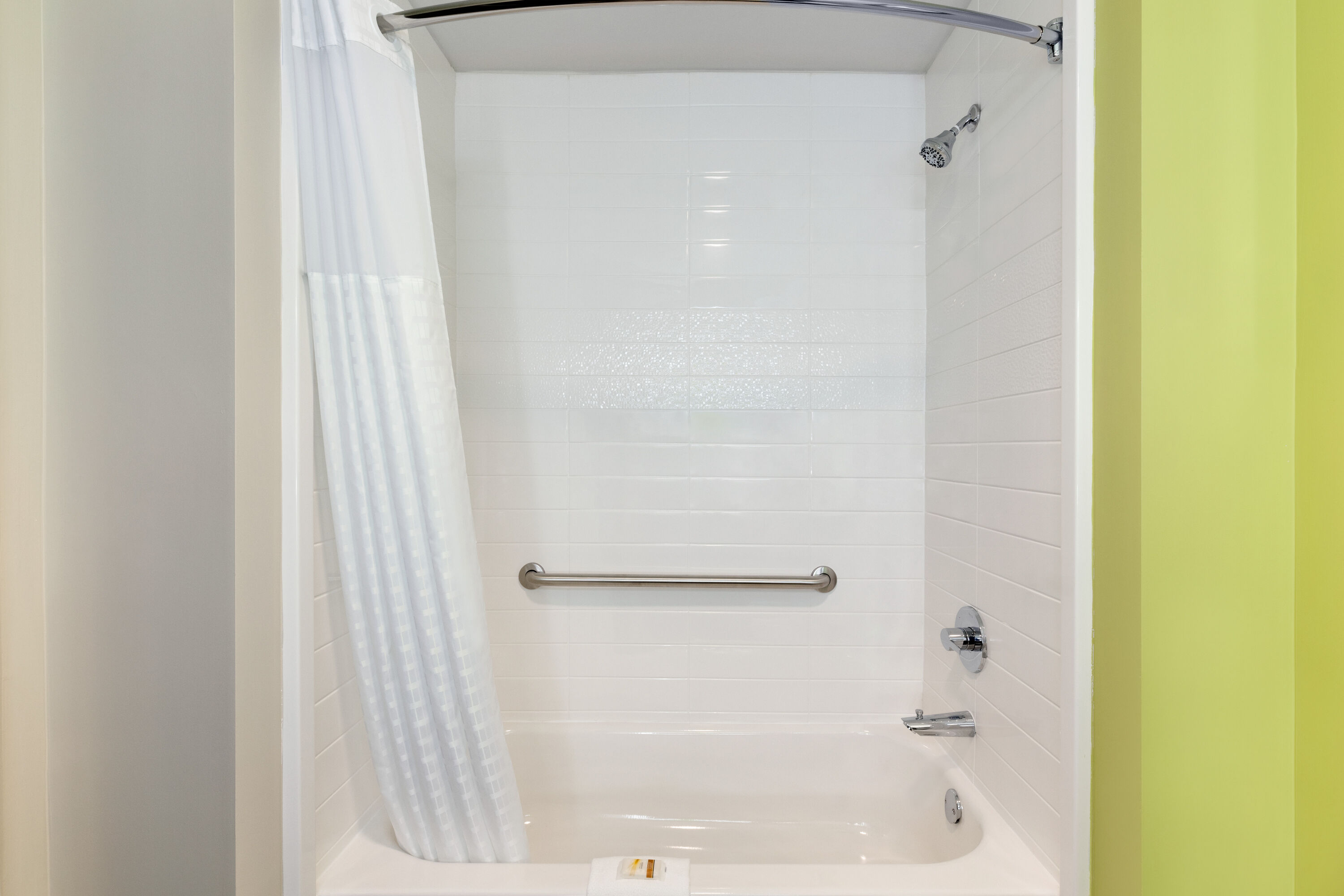 Guest room bath at the La Quinta Inn & Suites by Wyndham Braselton in Braselton, Georgia