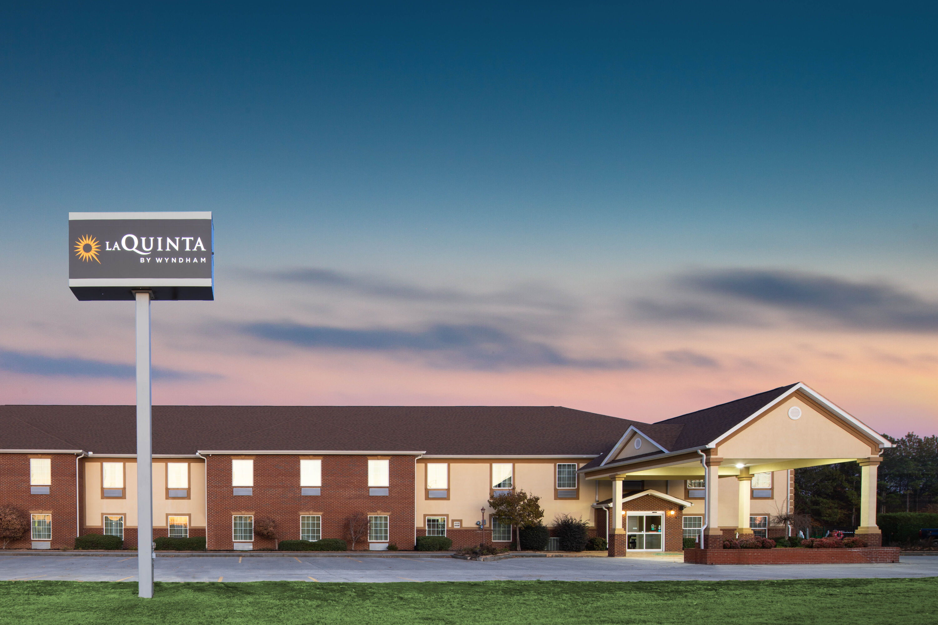 Exterior of La Quinta Inn by Wyndham Calhoun South I-75 hotel in Calhoun, Georgia