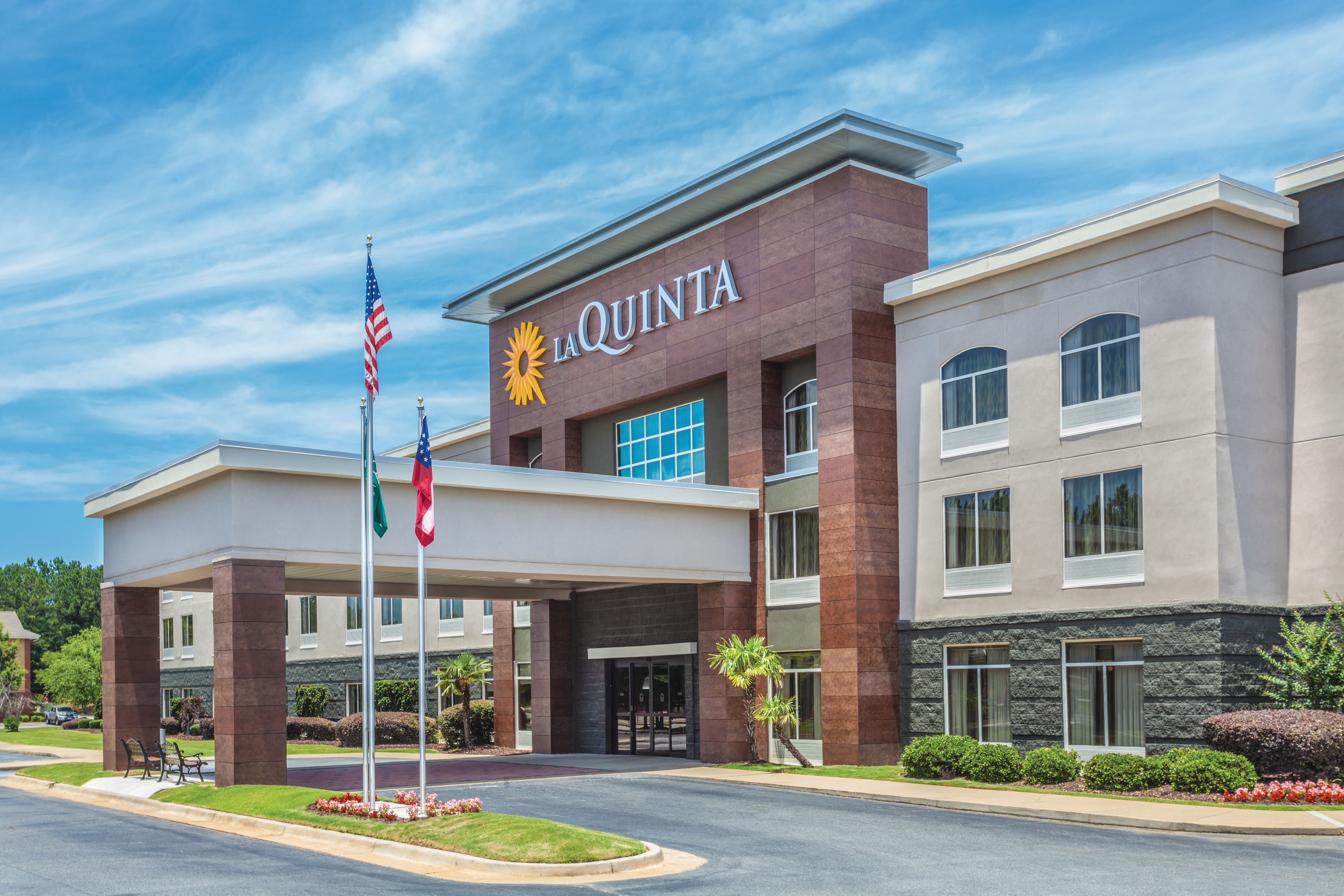La Quinta Inn & Suites Columbus North venue photograph.