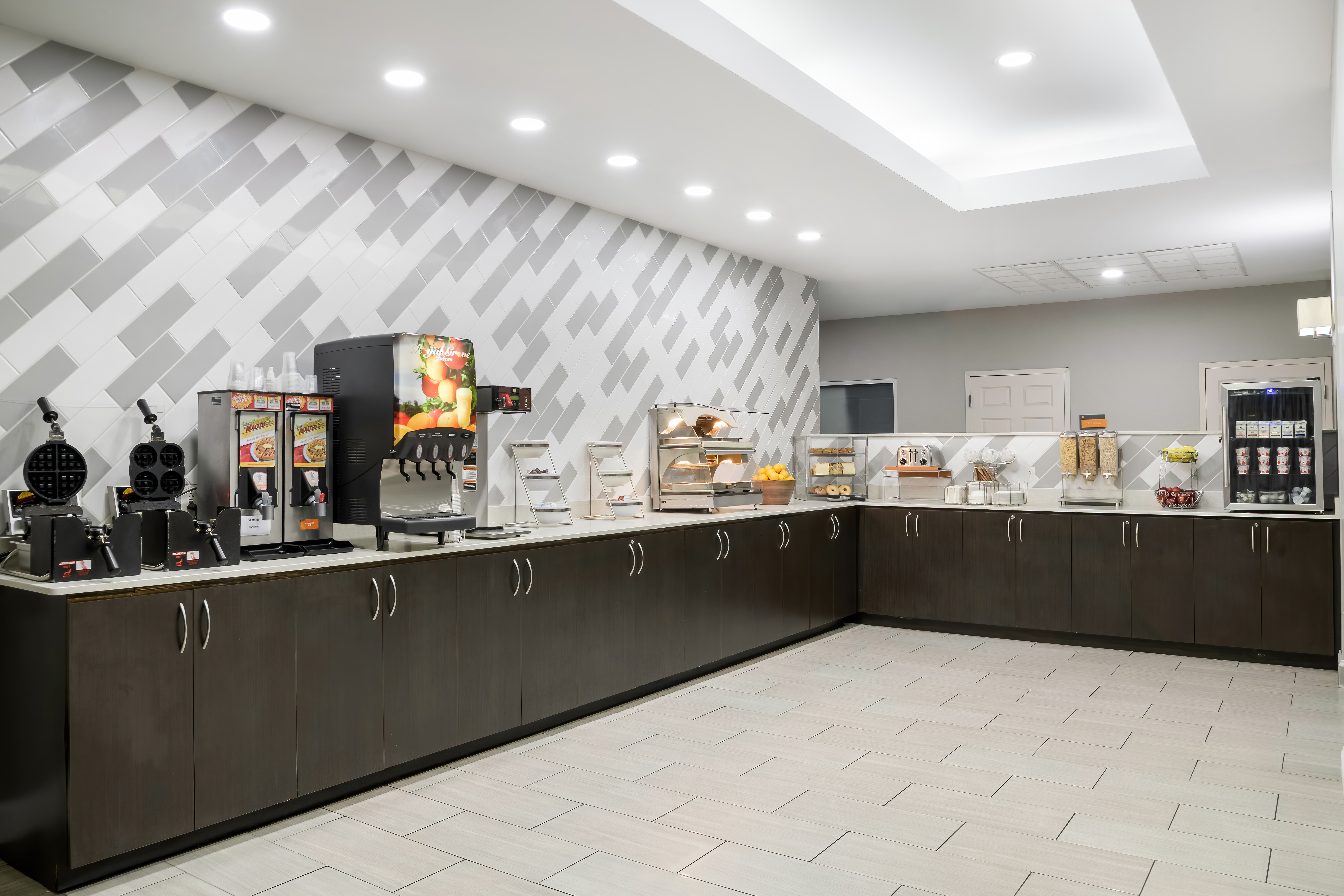 La Quinta Inn & Suites by Wyndham Atlanta Douglasville restaurant breakfast area close up in Douglasville, Georgia