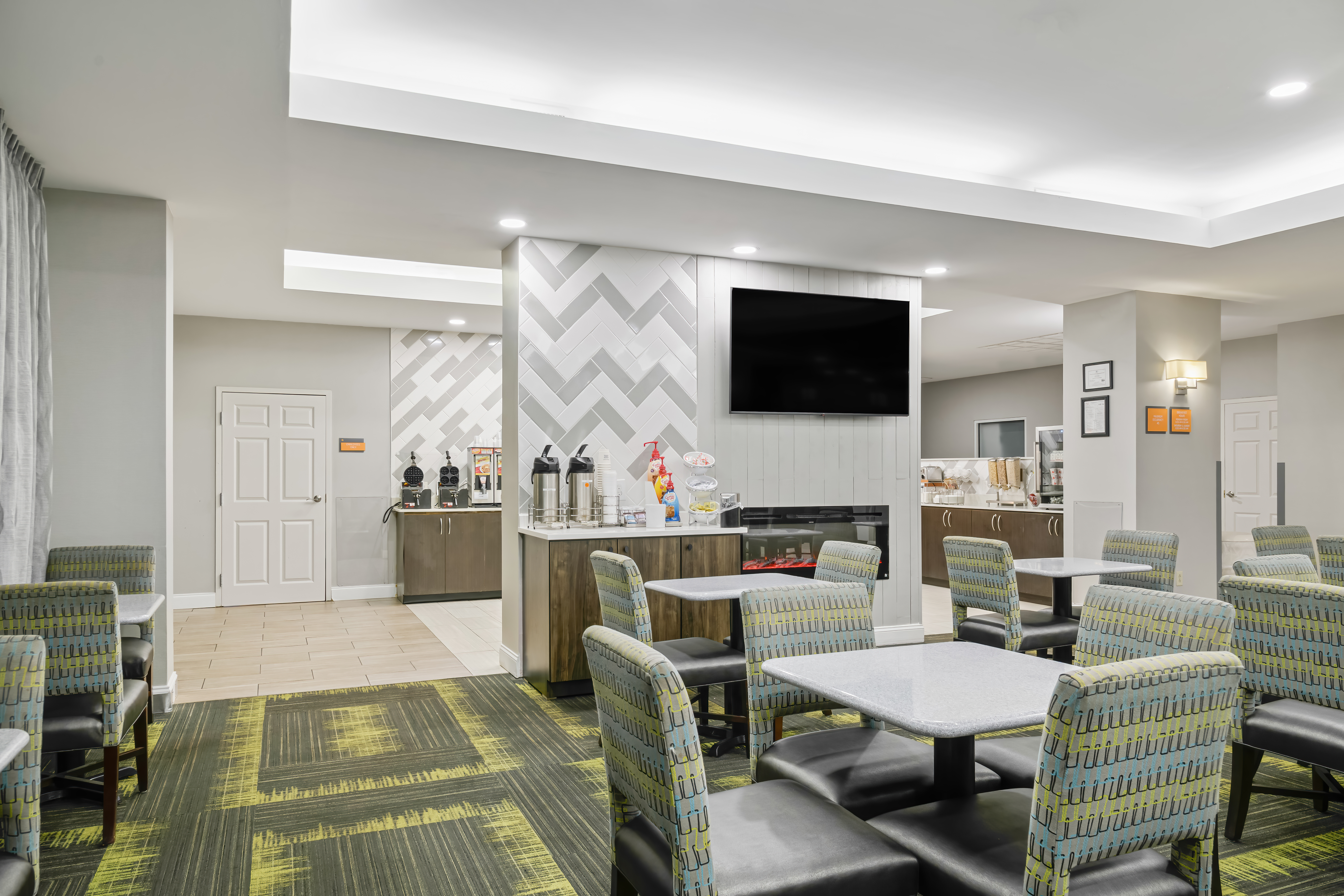 La Quinta Inn & Suites by Wyndham Atlanta Douglasville restaurant breakfast area with seating in Douglasville, Georgia