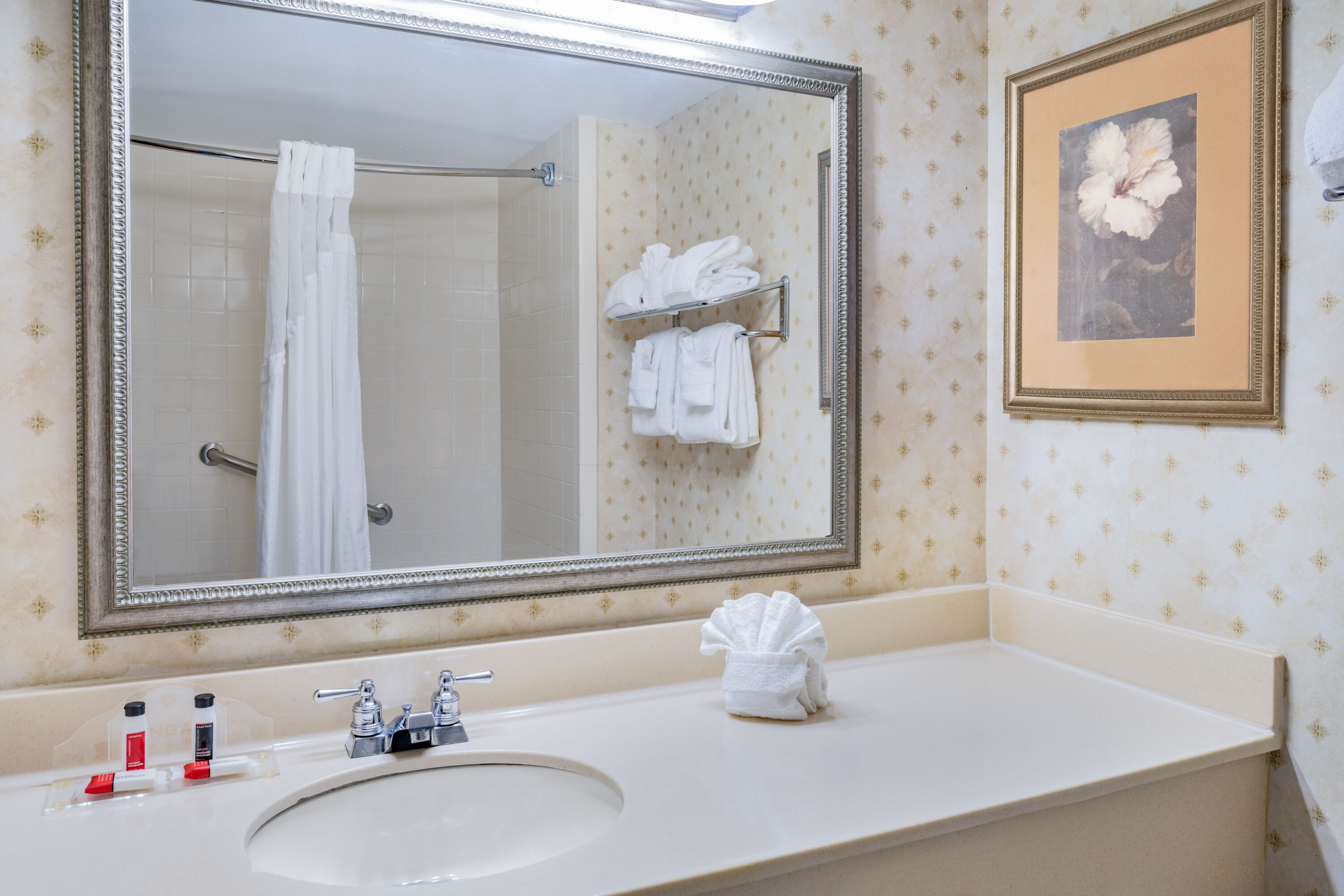 Guest room bath at the La Quinta Inn & Suites by Wyndham Duluth/Atlanta in Duluth, Georgia
