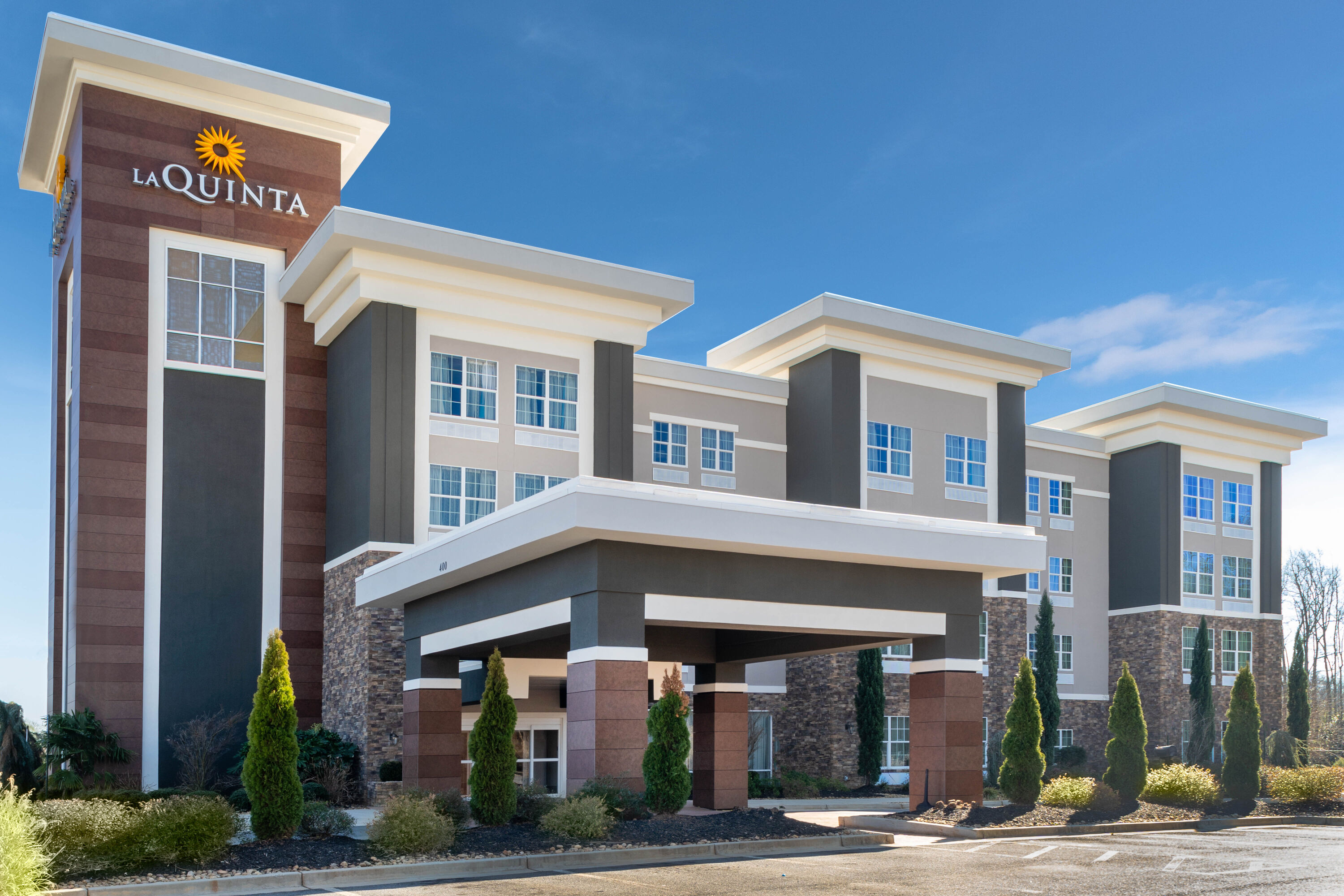 Exterior of La Quinta Inn & Suites by Wyndham Forsyth hotel in Forsyth, Georgia