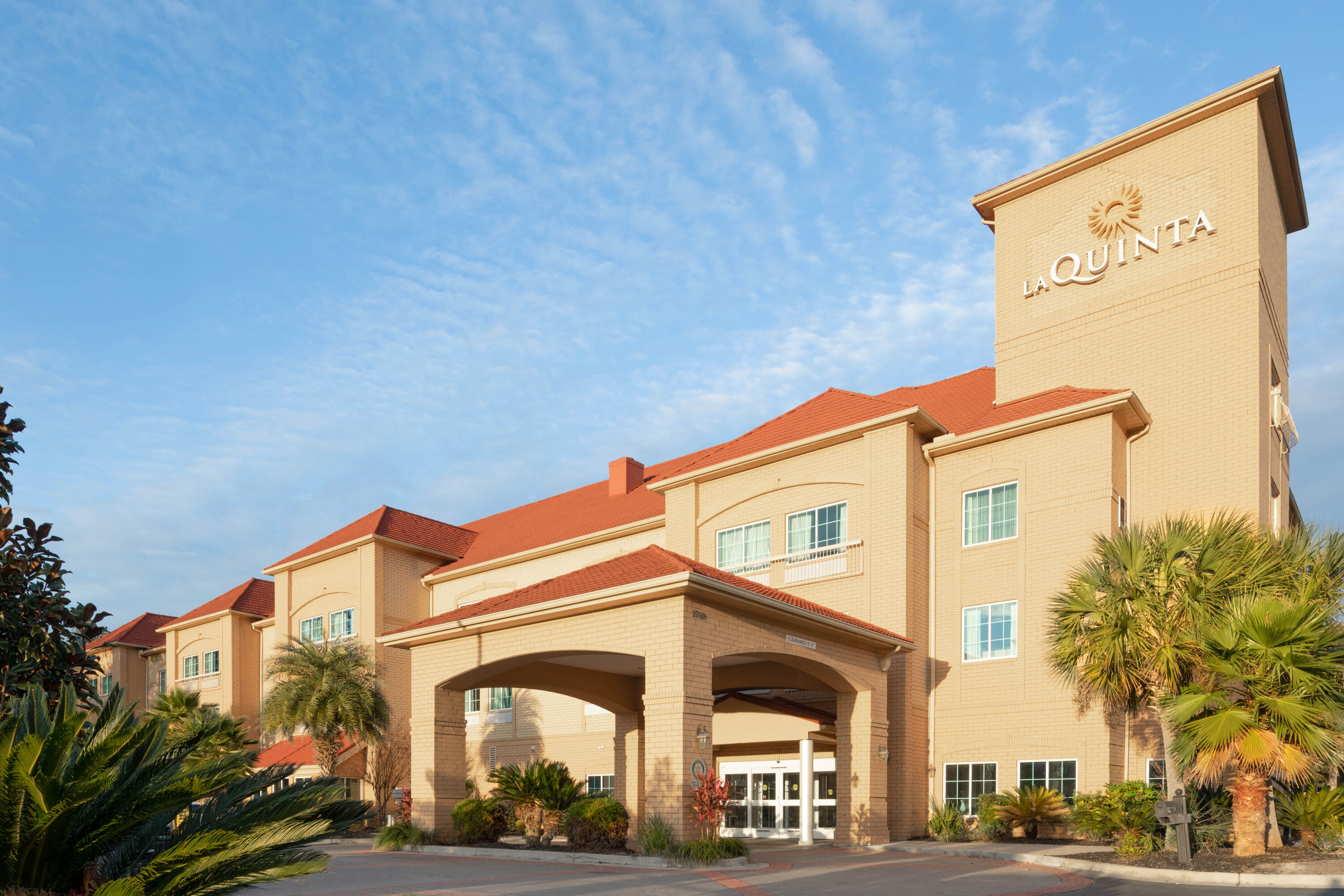 Exterior Day Image of La Quinta Inn & Suites by Wyndham Hinesville - Fort Stewart hotel in Hinesville, Georgia