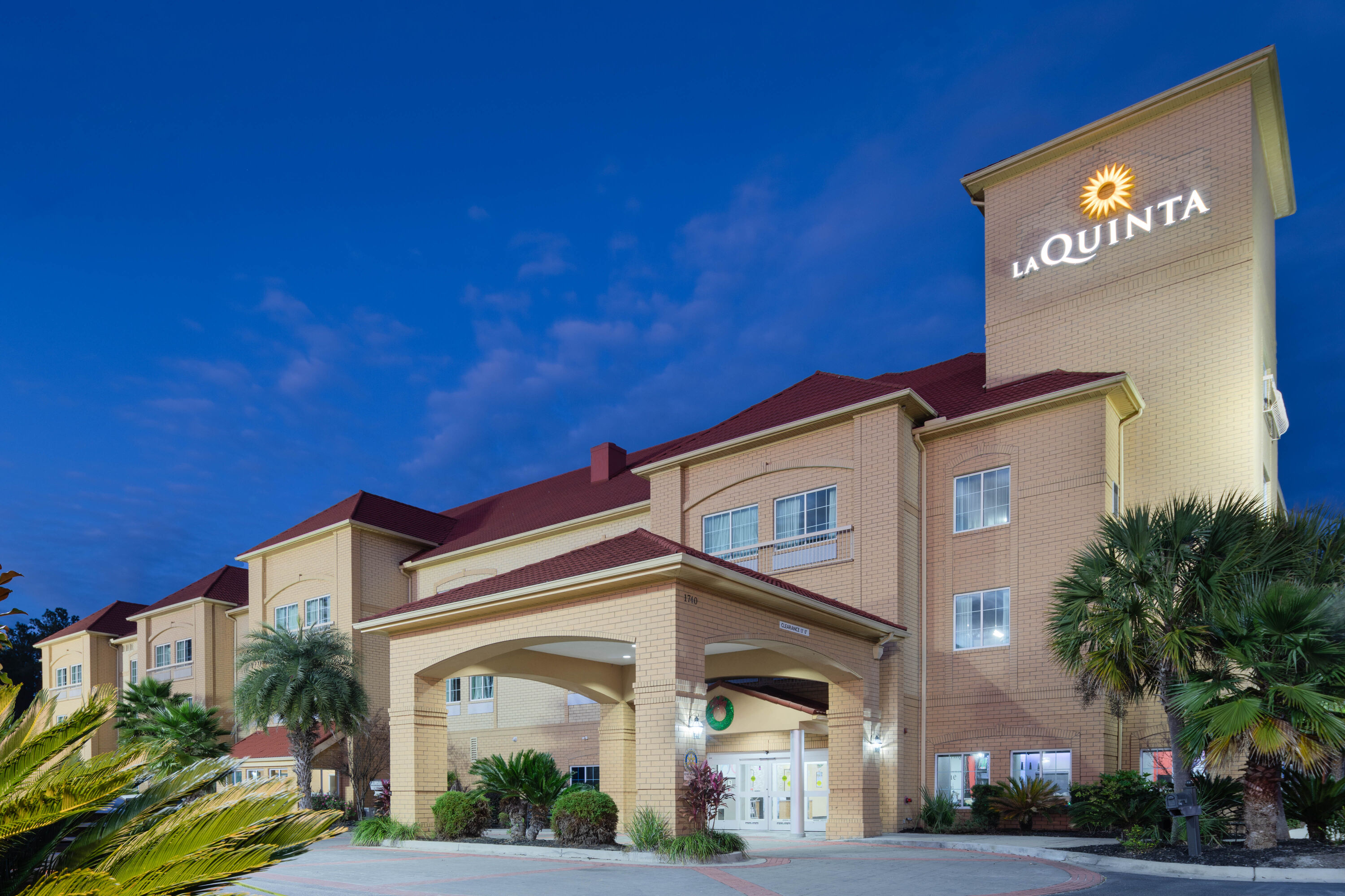 Exterior Dusk Image of La Quinta Inn & Suites by Wyndham Hinesville - Fort Stewart hotel in Hinesville, Georgia
