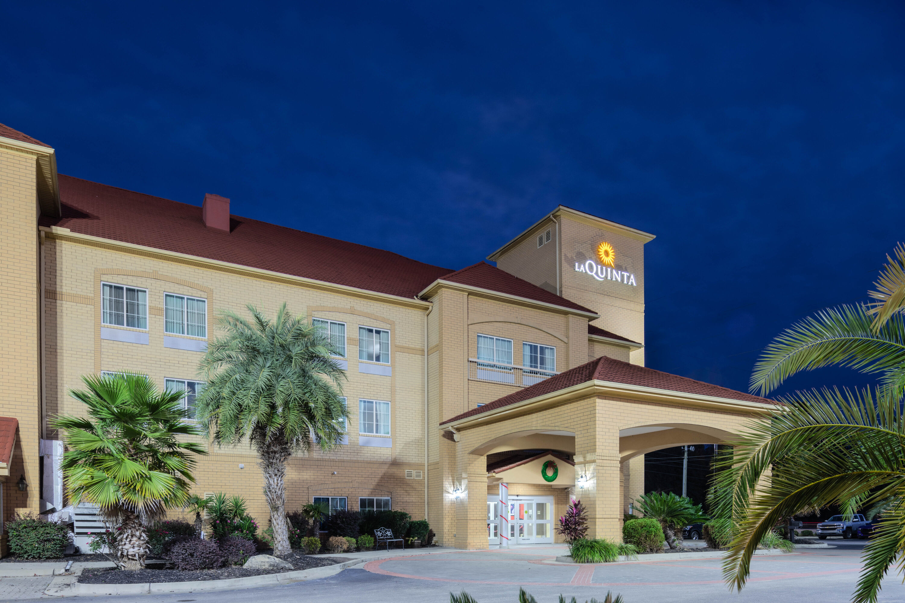 Exterior Dusk Image of La Quinta Inn & Suites by Wyndham Hinesville - Fort Stewart hotel in Hinesville, Georgia
