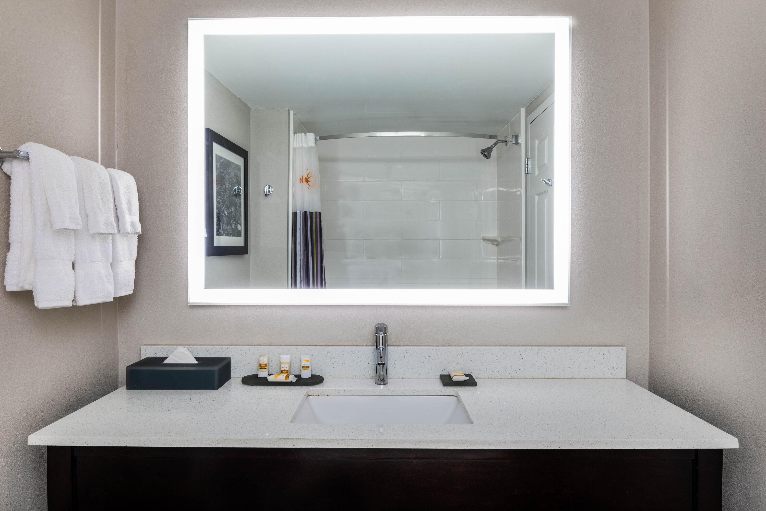Guest room bath at the La Quinta Inn & Suites by Wyndham Kennesaw in Kennesaw, Georgia