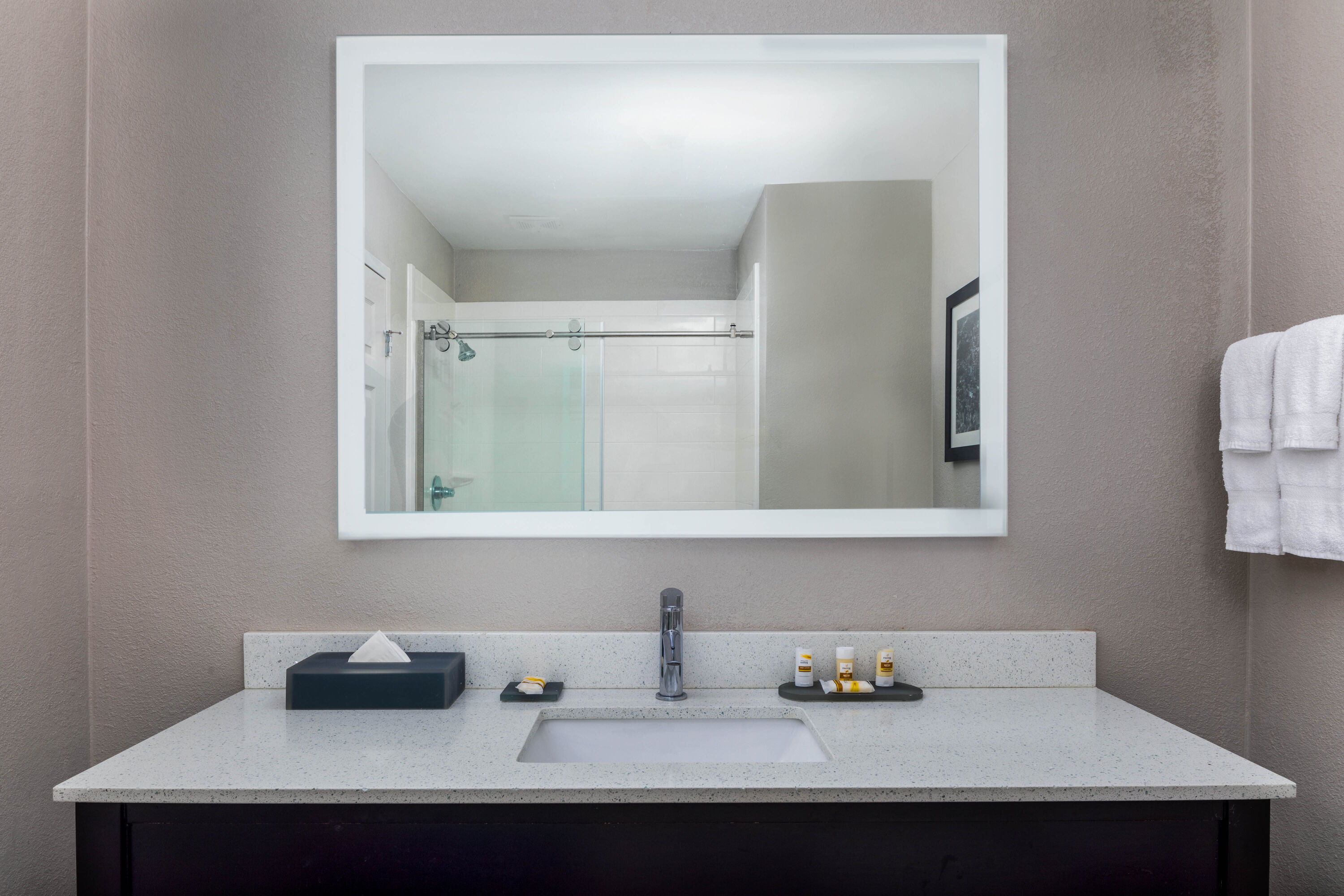 Guest room bath at the La Quinta Inn & Suites by Wyndham Kennesaw in Kennesaw, Georgia
