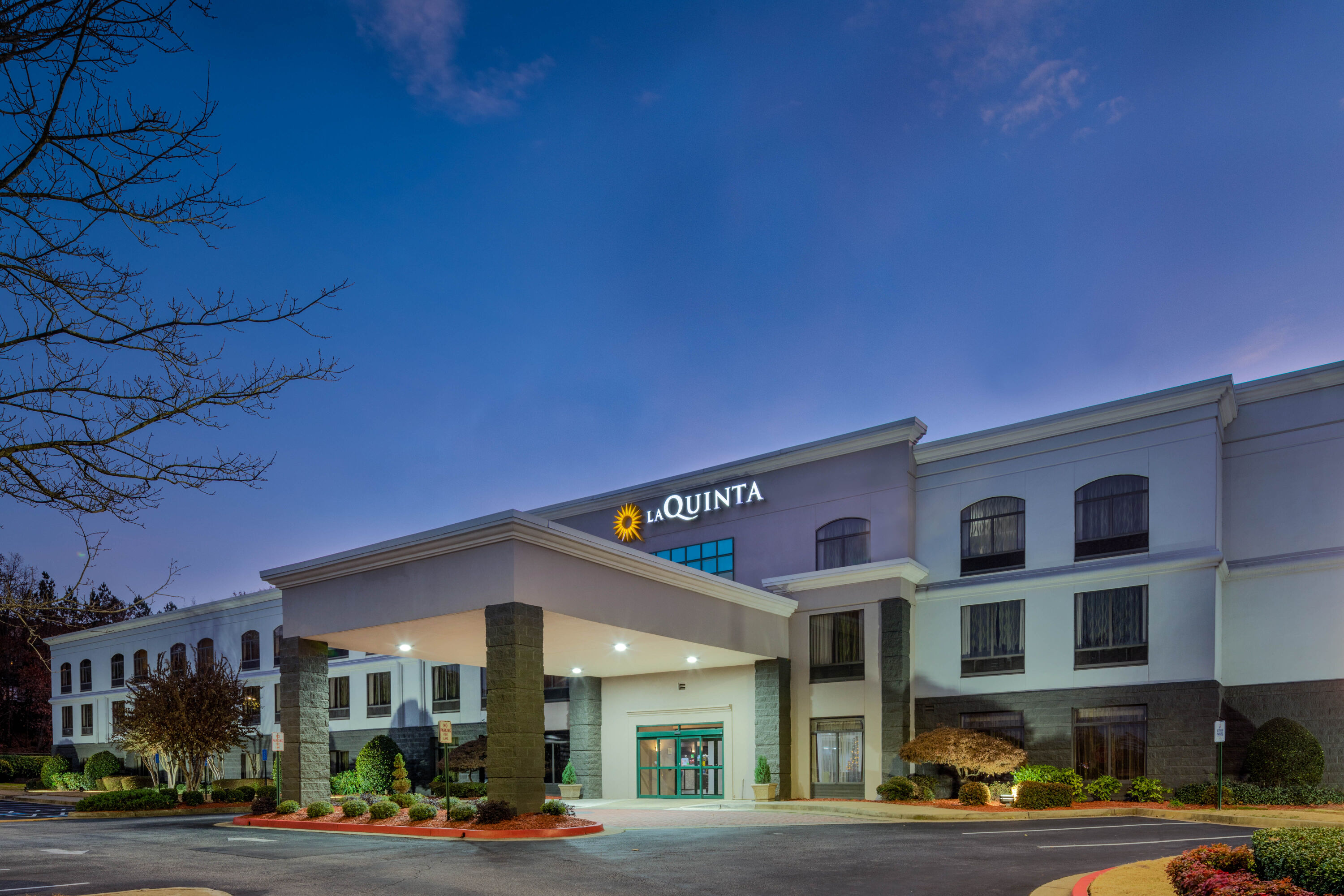 Exterior Dusk Image of La Quinta Inn & Suites by Wyndham Kennesaw hotel in Kennesaw, Georgia
