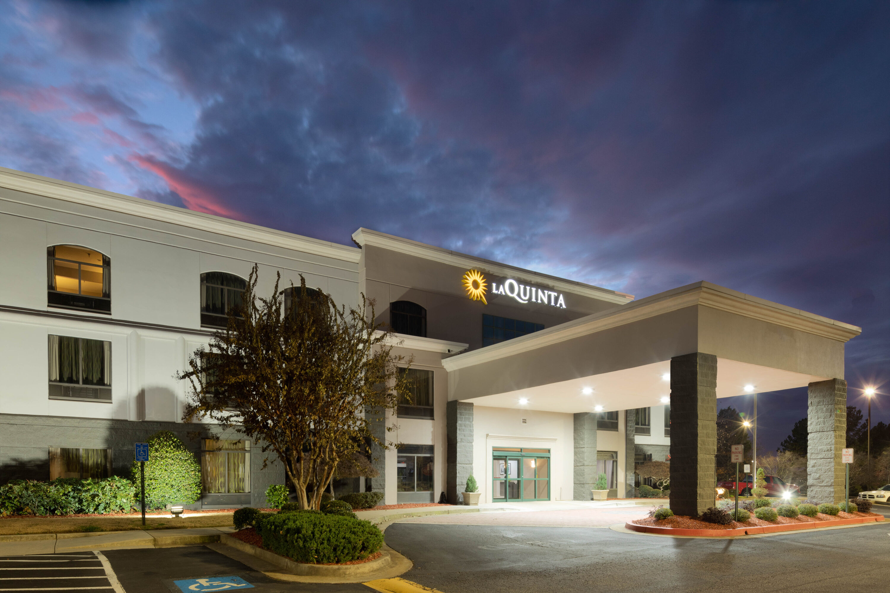 Exterior Dusk Image of La Quinta Inn & Suites by Wyndham Kennesaw hotel in Kennesaw, Georgia