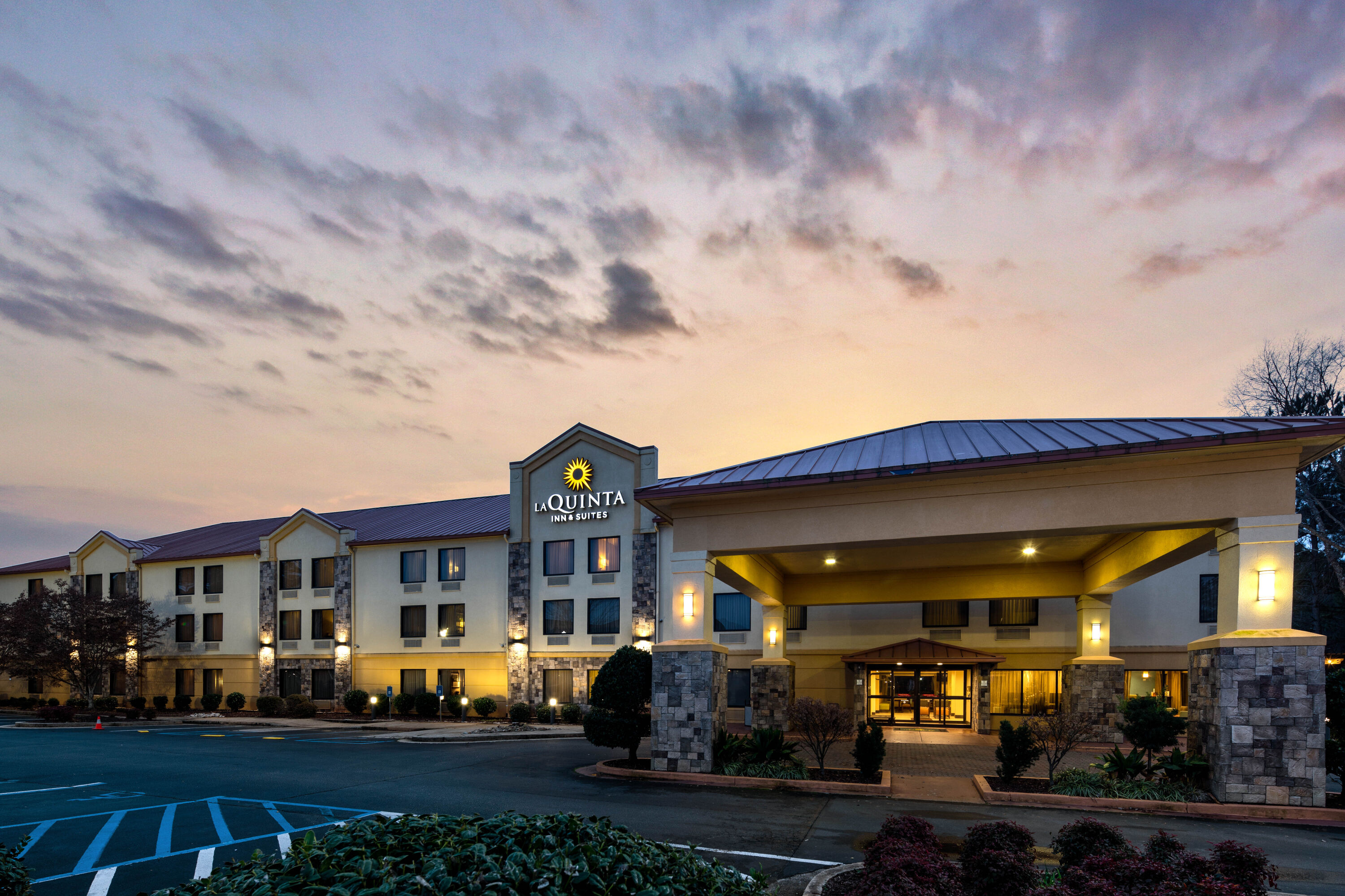 Exterior Dusk Image of La Quinta Inn & Suites by Wyndham LaGrange / I-85 hotel in LaGrange, Georgia