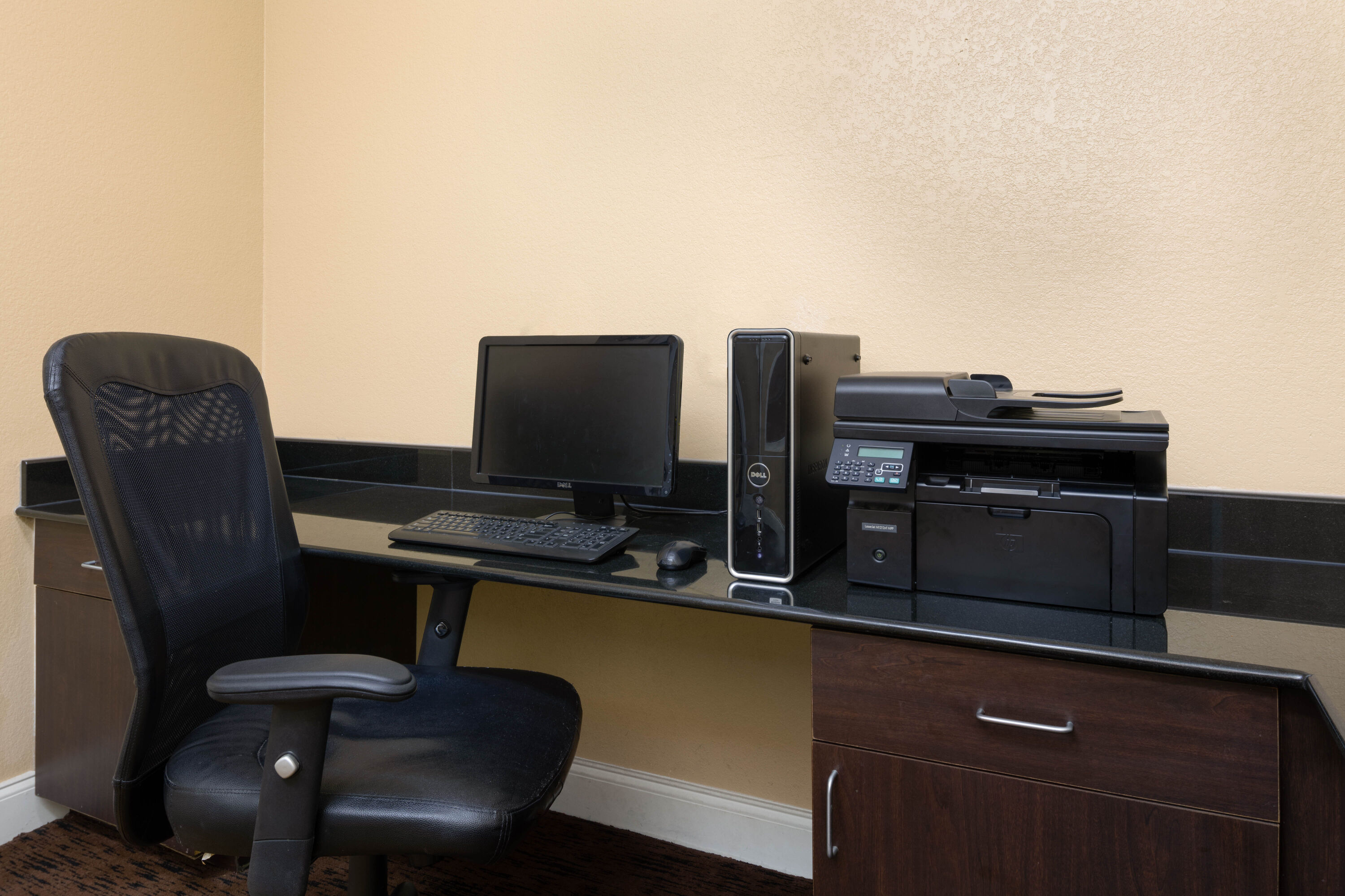 La Quinta Inn & Suites by Wyndham Macon West business center in Macon, Georgia