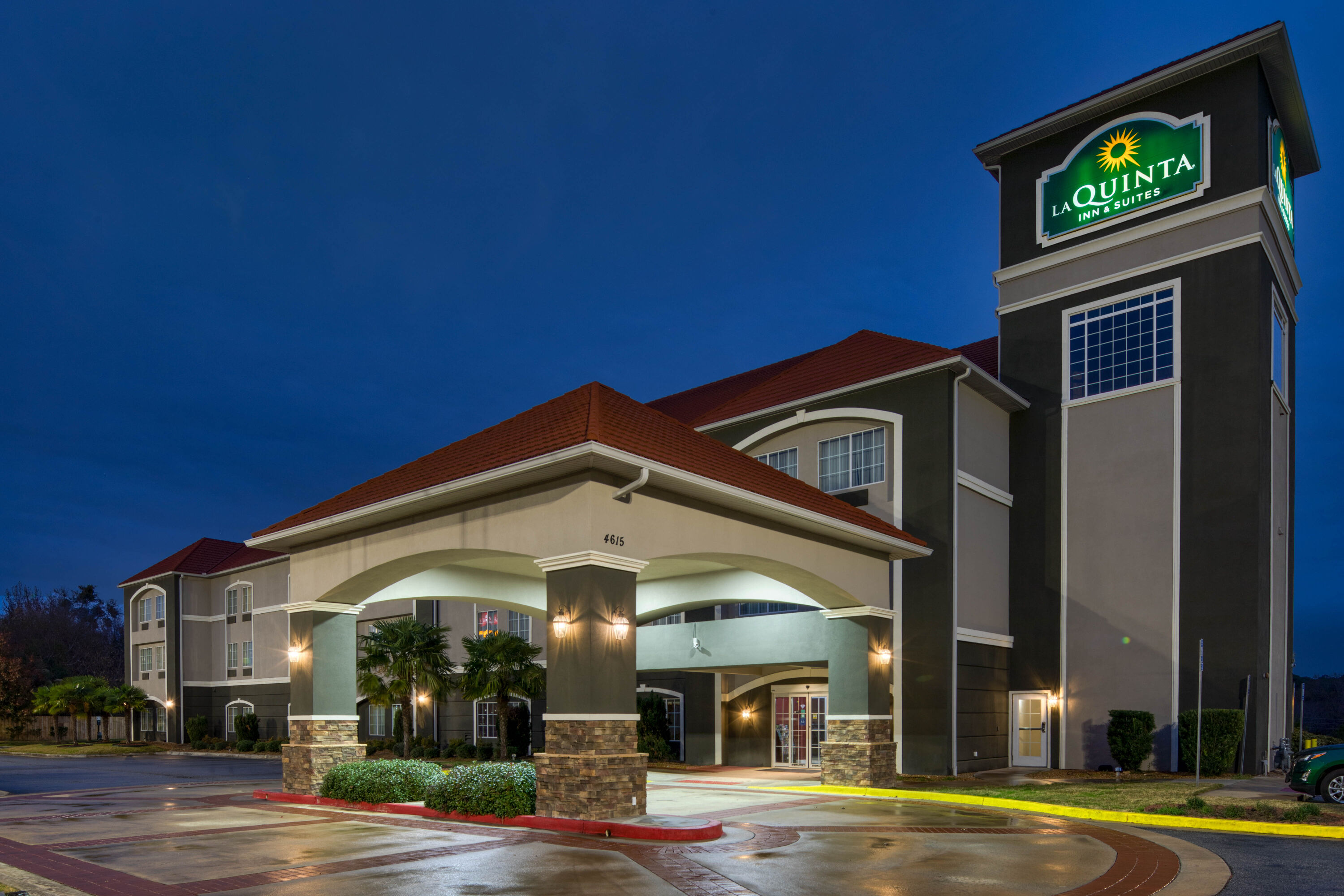 Exterior Dusk Image of La Quinta Inn & Suites by Wyndham Macon West hotel in Macon, Georgia