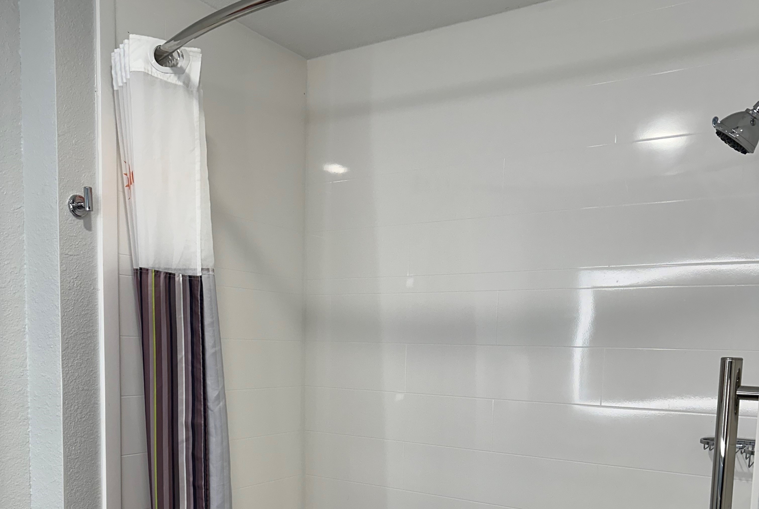 Guest room bath at the La Quinta Inn & Suites by Wyndham Macon West in Macon, Georgia