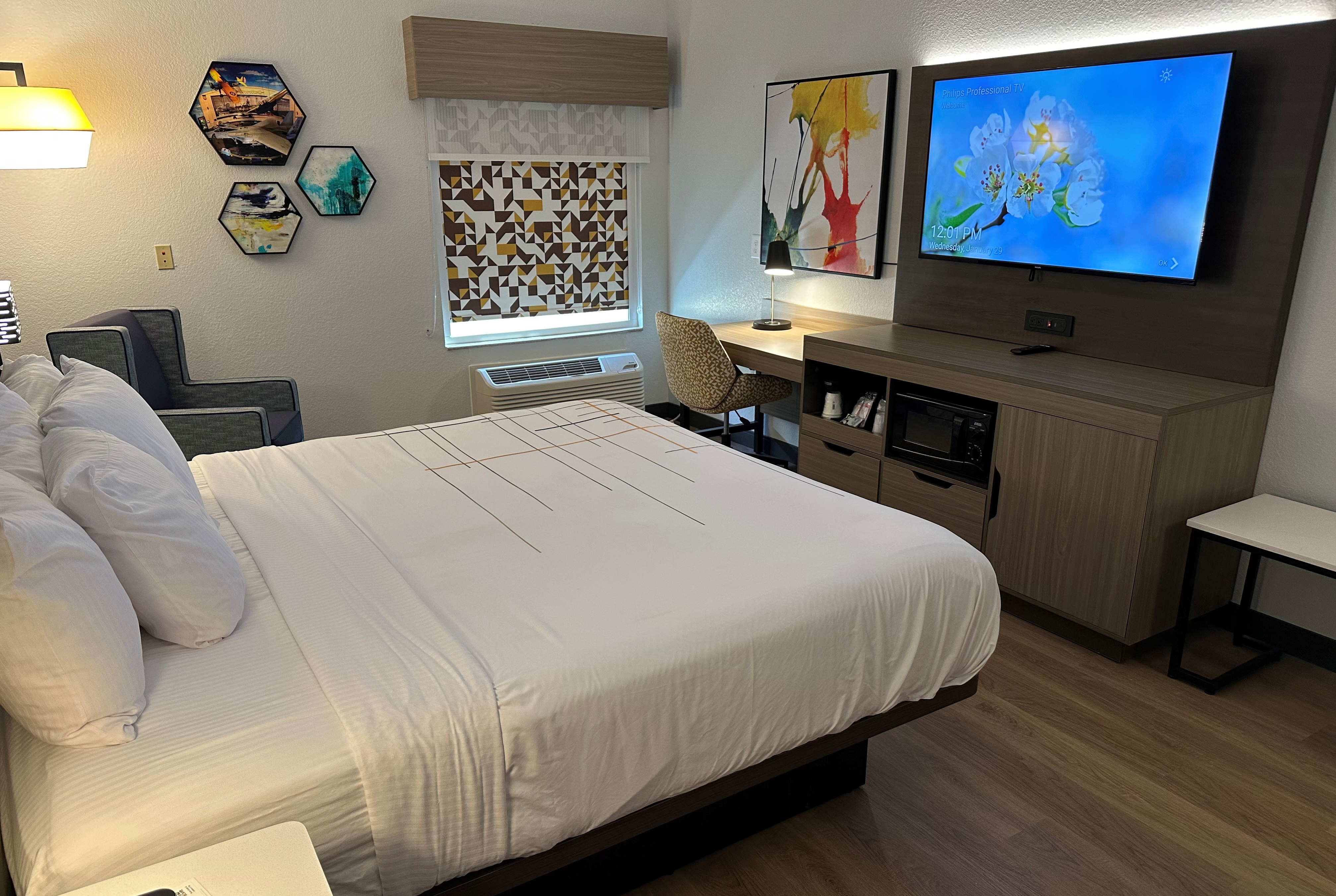 Guest room at the La Quinta Inn & Suites by Wyndham Macon West in Macon, Georgia