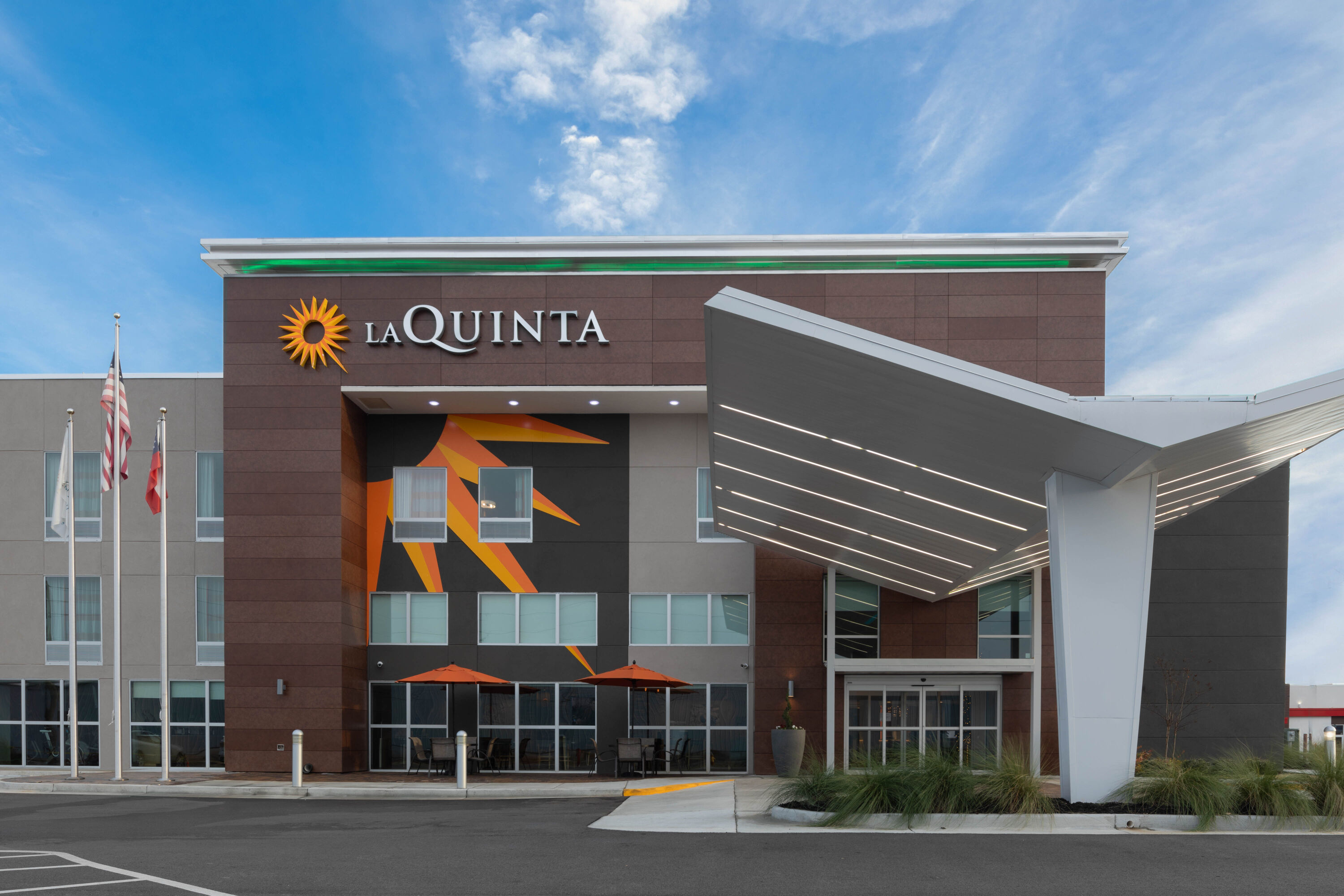 Exterior Day Image of La Quinta Inn & Suites by Wyndham Perry hotel in Perry, Georgia