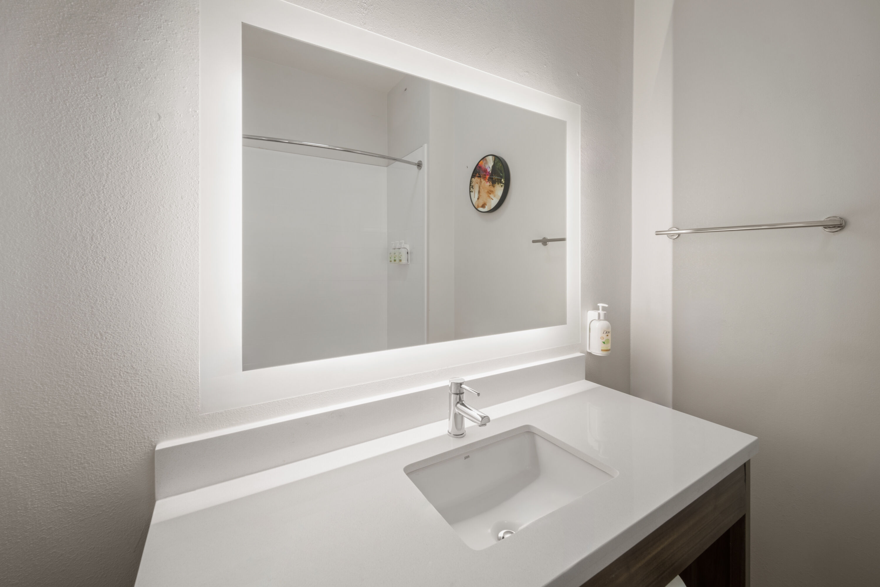 Guest room bath at the La Quinta Inn & Suites by Wyndham Savannah Airport - Pooler in Pooler, Georgia