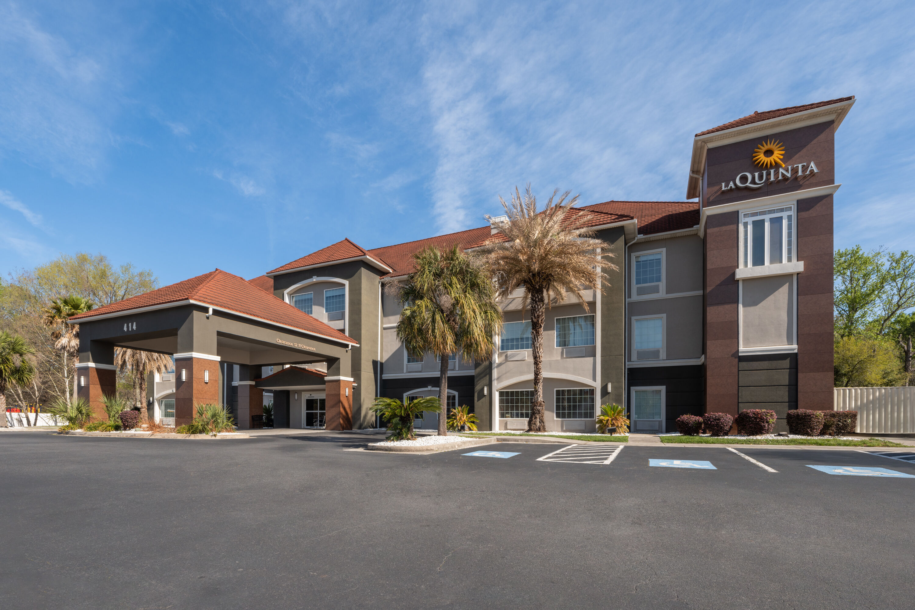 Exterior Day Image of La Quinta Inn & Suites by Wyndham Savannah Airport - Pooler hotel in Pooler, Georgia