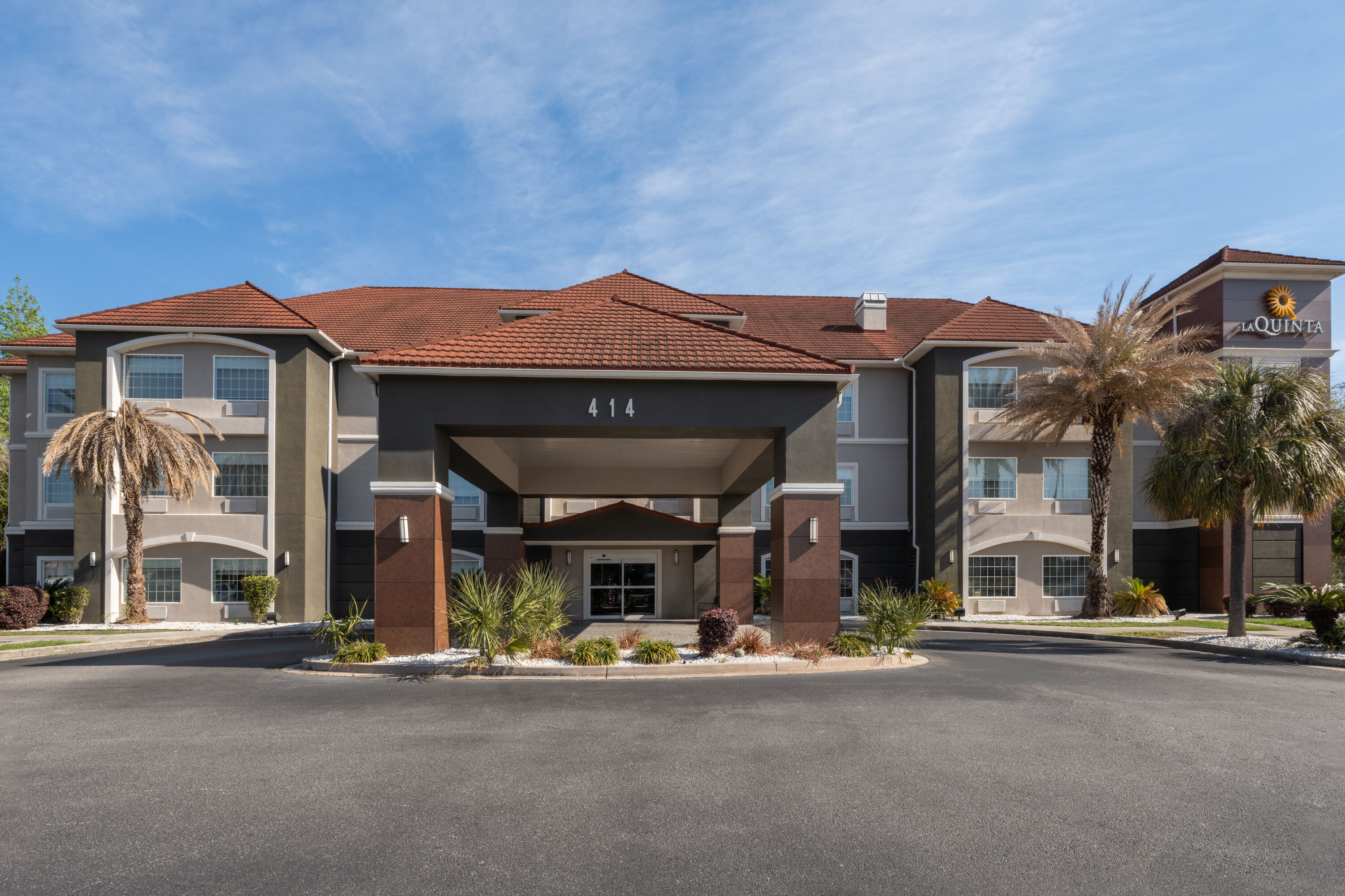 Exterior Day Image of La Quinta Inn & Suites by Wyndham Savannah Airport - Pooler hotel in Pooler, Georgia