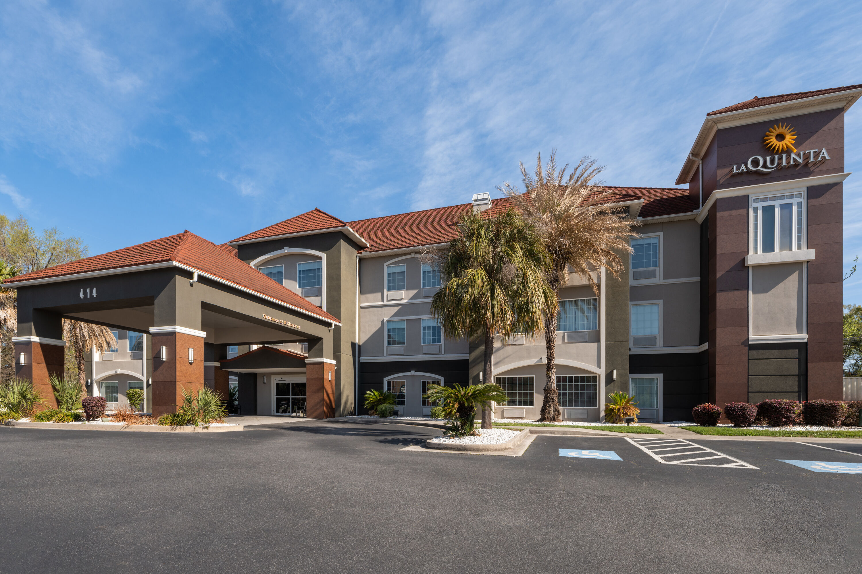Exterior Day Image of La Quinta Inn & Suites by Wyndham Savannah Airport - Pooler hotel in Pooler, Georgia