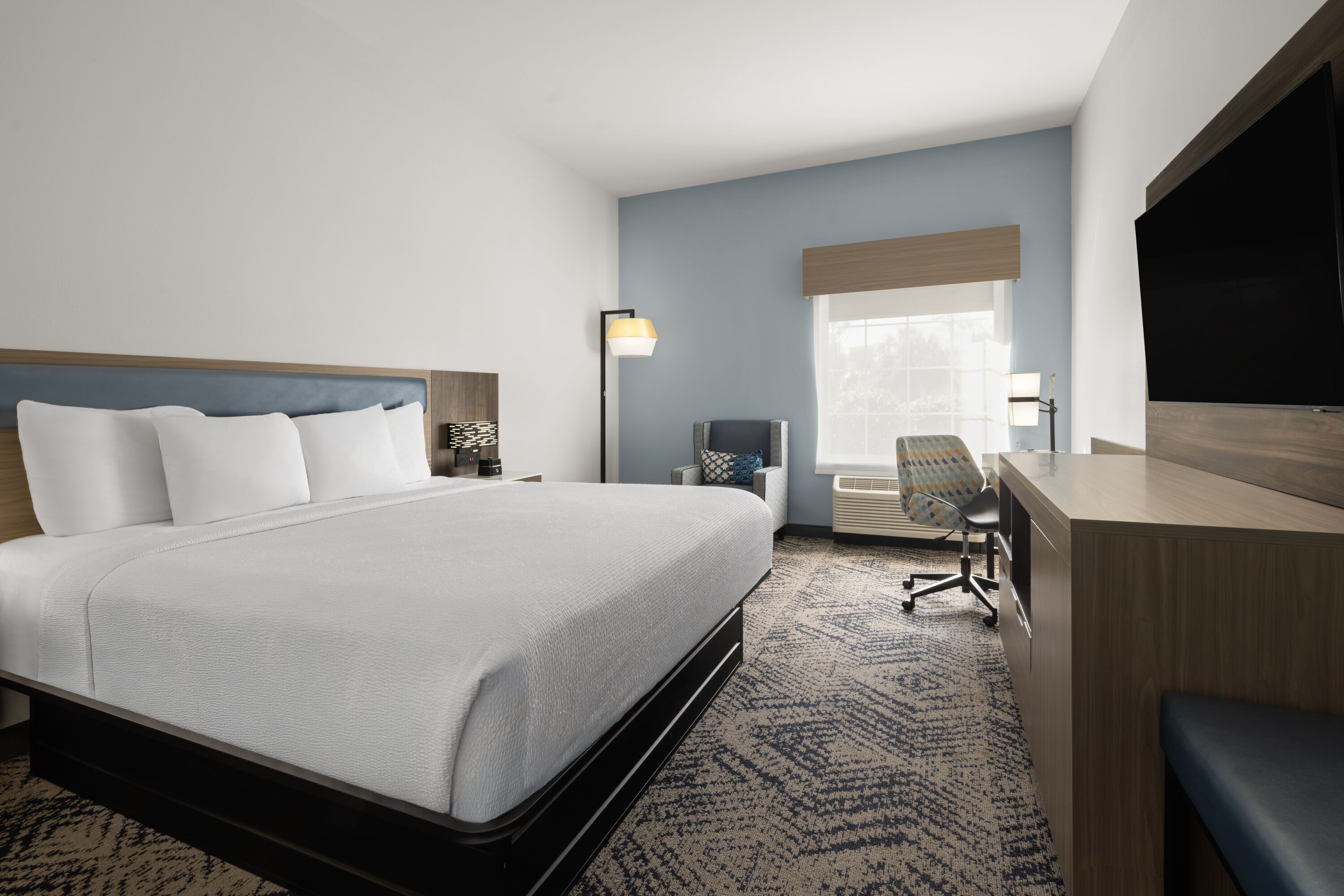 Guest room at the La Quinta Inn & Suites by Wyndham Savannah Airport - Pooler in Pooler, Georgia