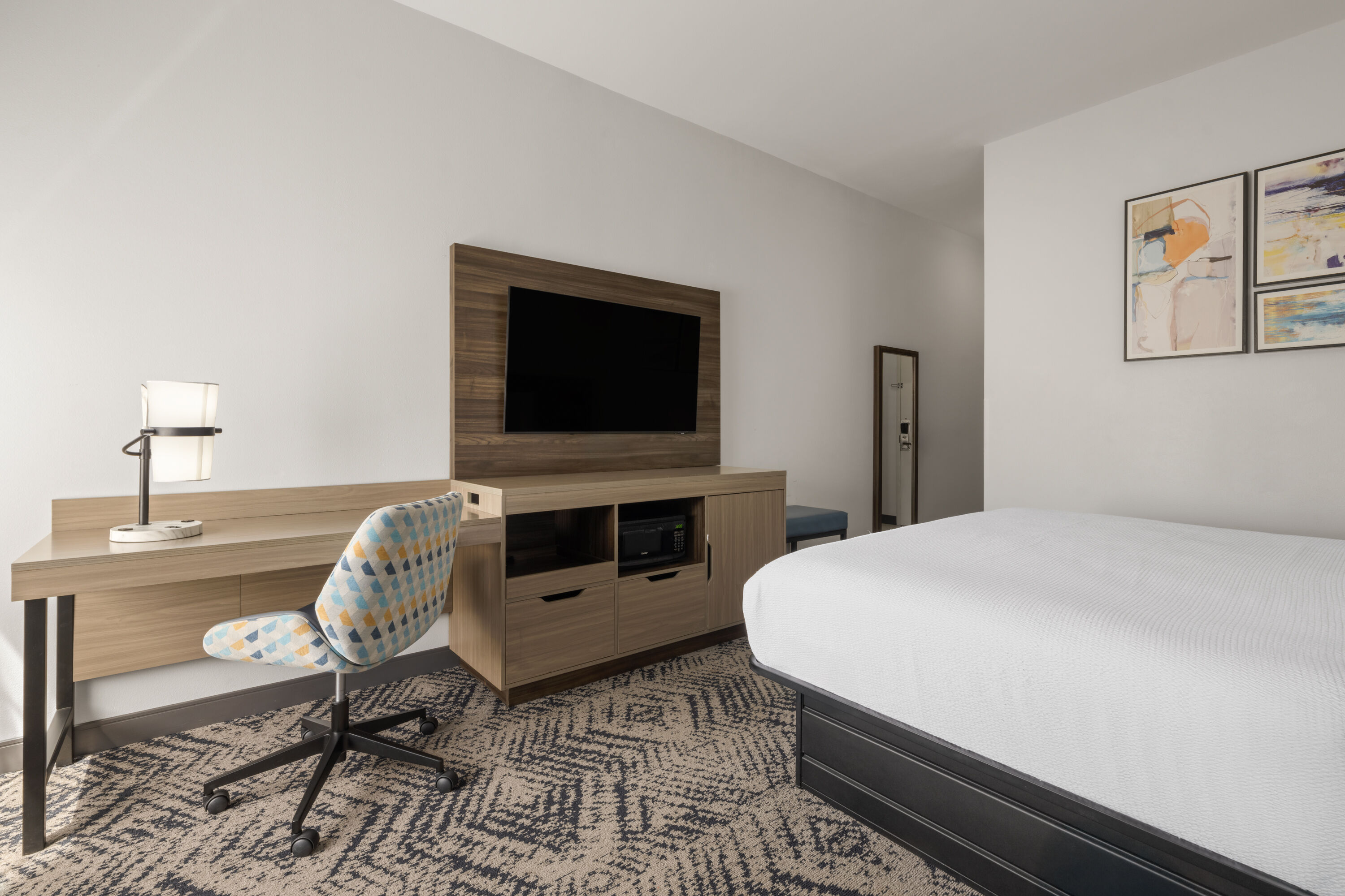 Guest room at the La Quinta Inn & Suites by Wyndham Savannah Airport - Pooler in Pooler, Georgia