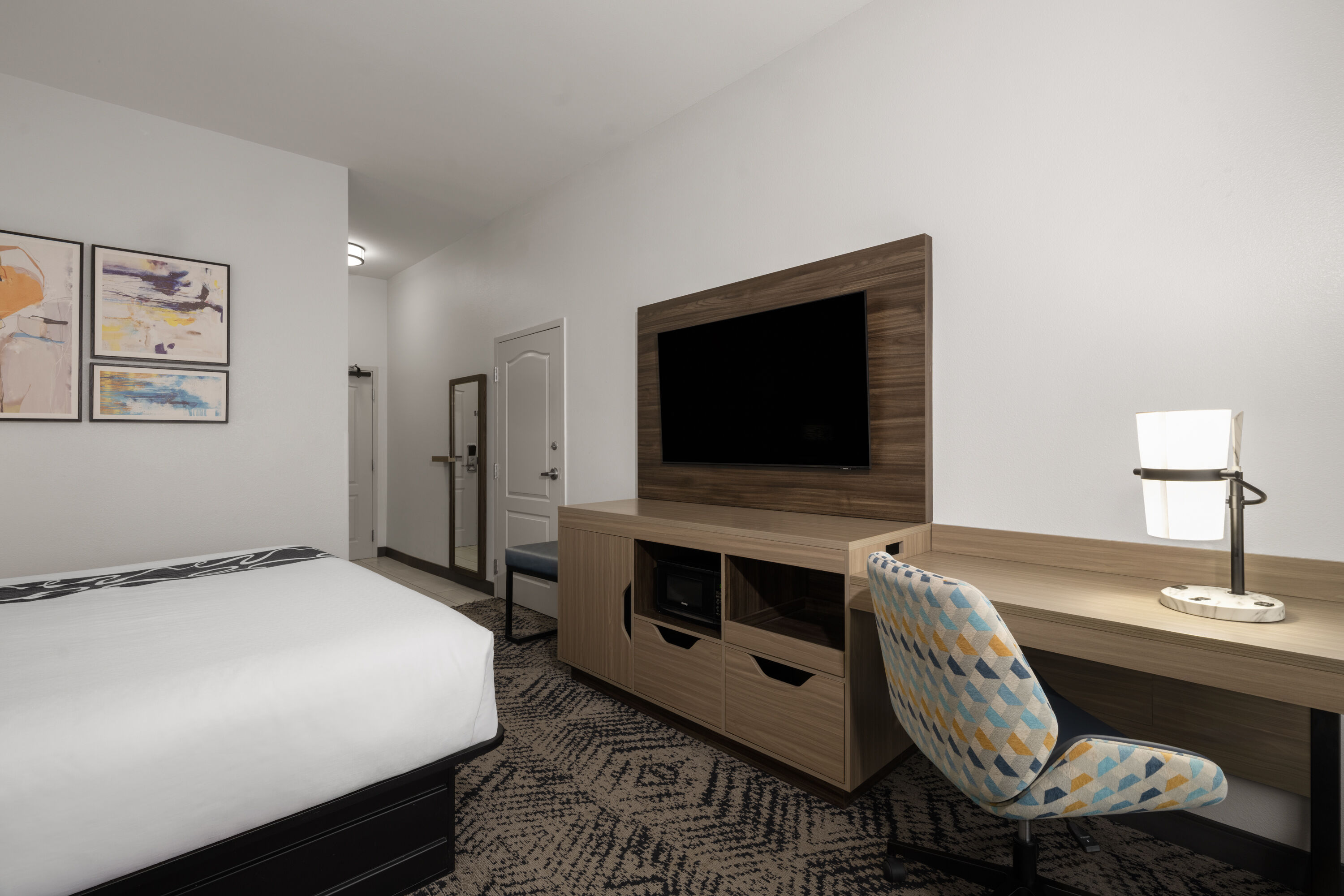 Guest room at the La Quinta Inn & Suites by Wyndham Savannah Airport - Pooler in Pooler, Georgia