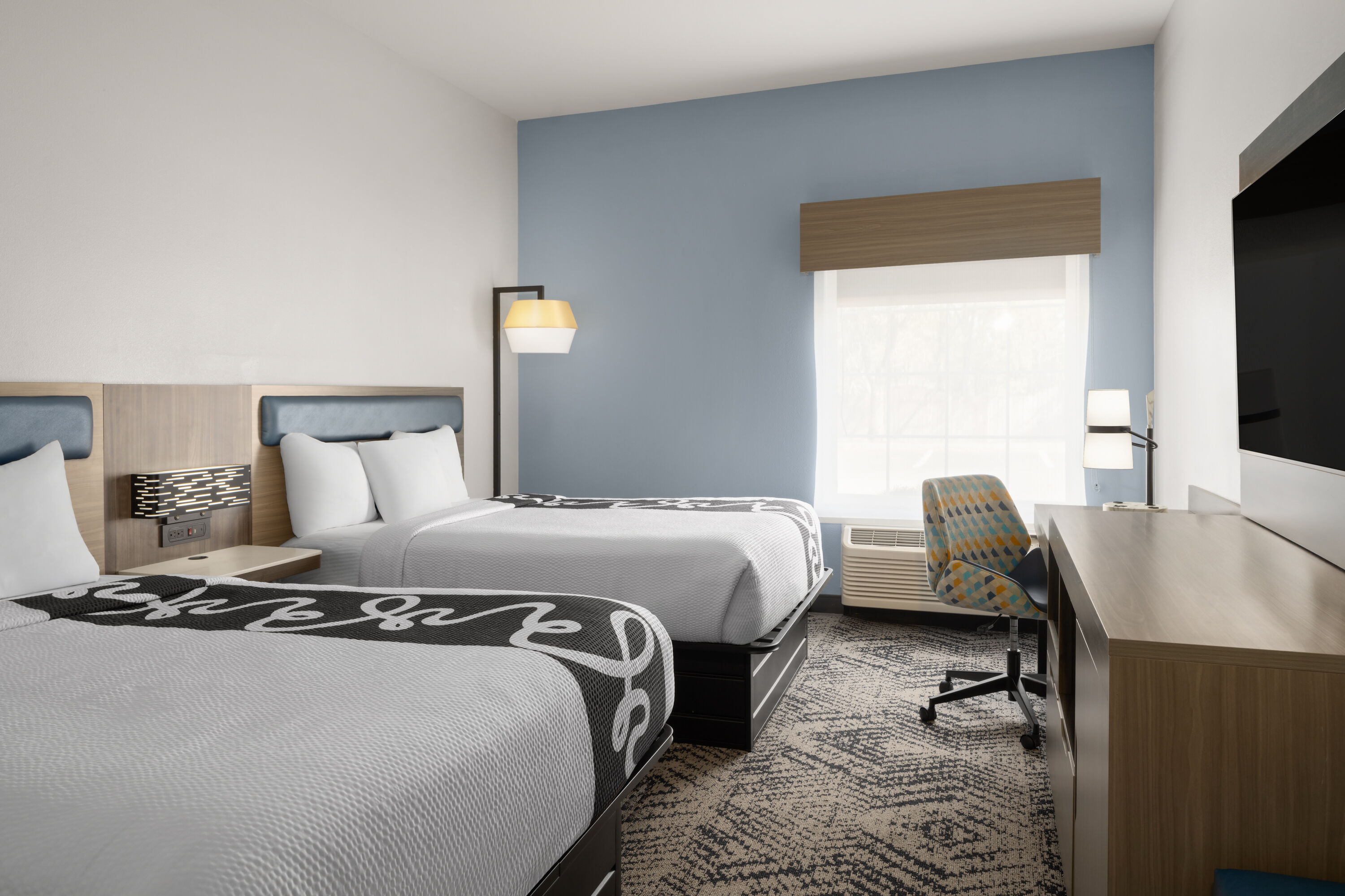 Guest room at the La Quinta Inn & Suites by Wyndham Savannah Airport - Pooler in Pooler, Georgia