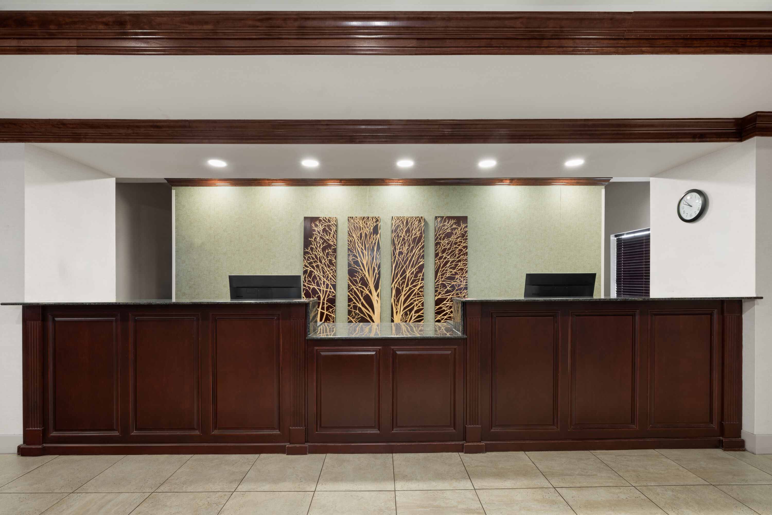 La Quinta Inn & Suites by Wyndham Savannah Airport - Pooler reception in Pooler, Georgia