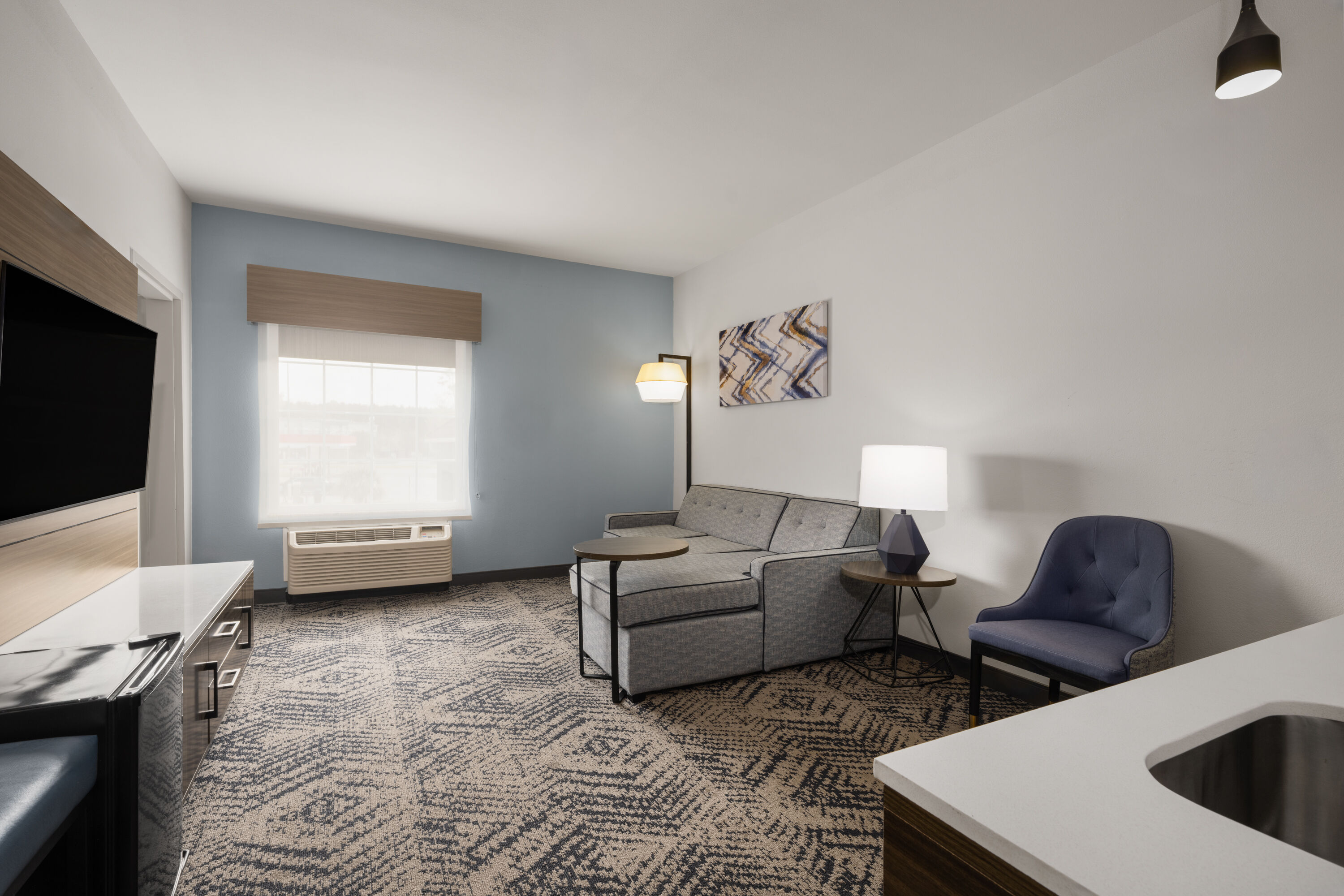 La Quinta Inn & Suites by Wyndham Savannah Airport - Pooler suite in Pooler, Georgia