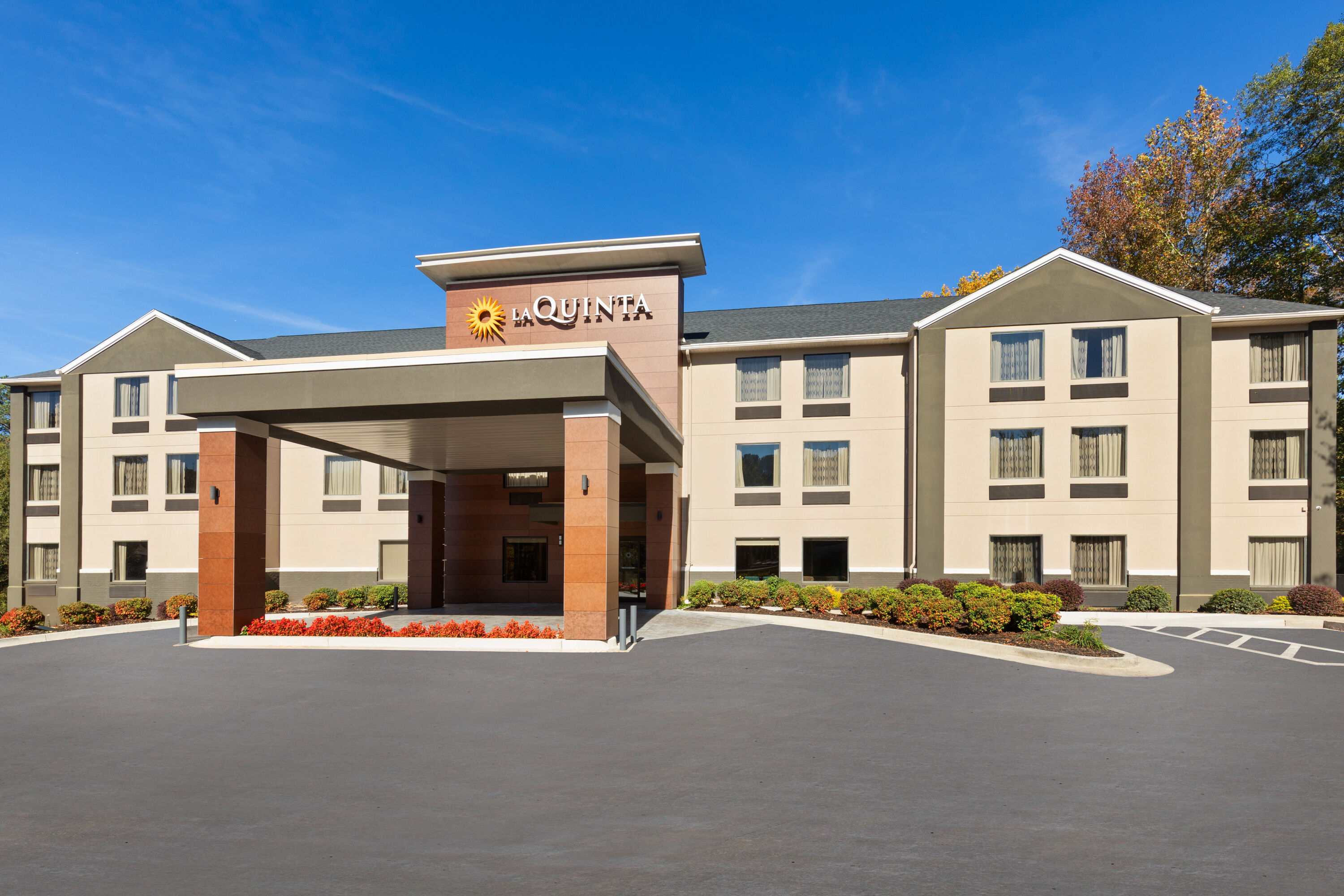 Exterior Day Image of La Quinta Inn & Suites by Wyndham Snellville-Stone Mountain hotel in Snellville, Georgia
