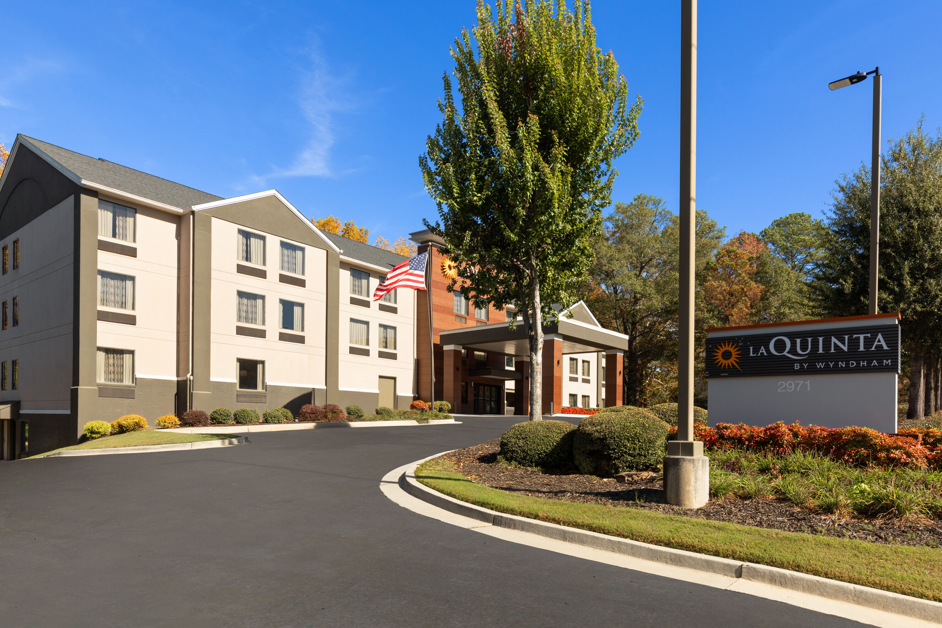 Exterior Day Image of La Quinta Inn & Suites by Wyndham Snellville-Stone Mountain hotel in Snellville, Georgia