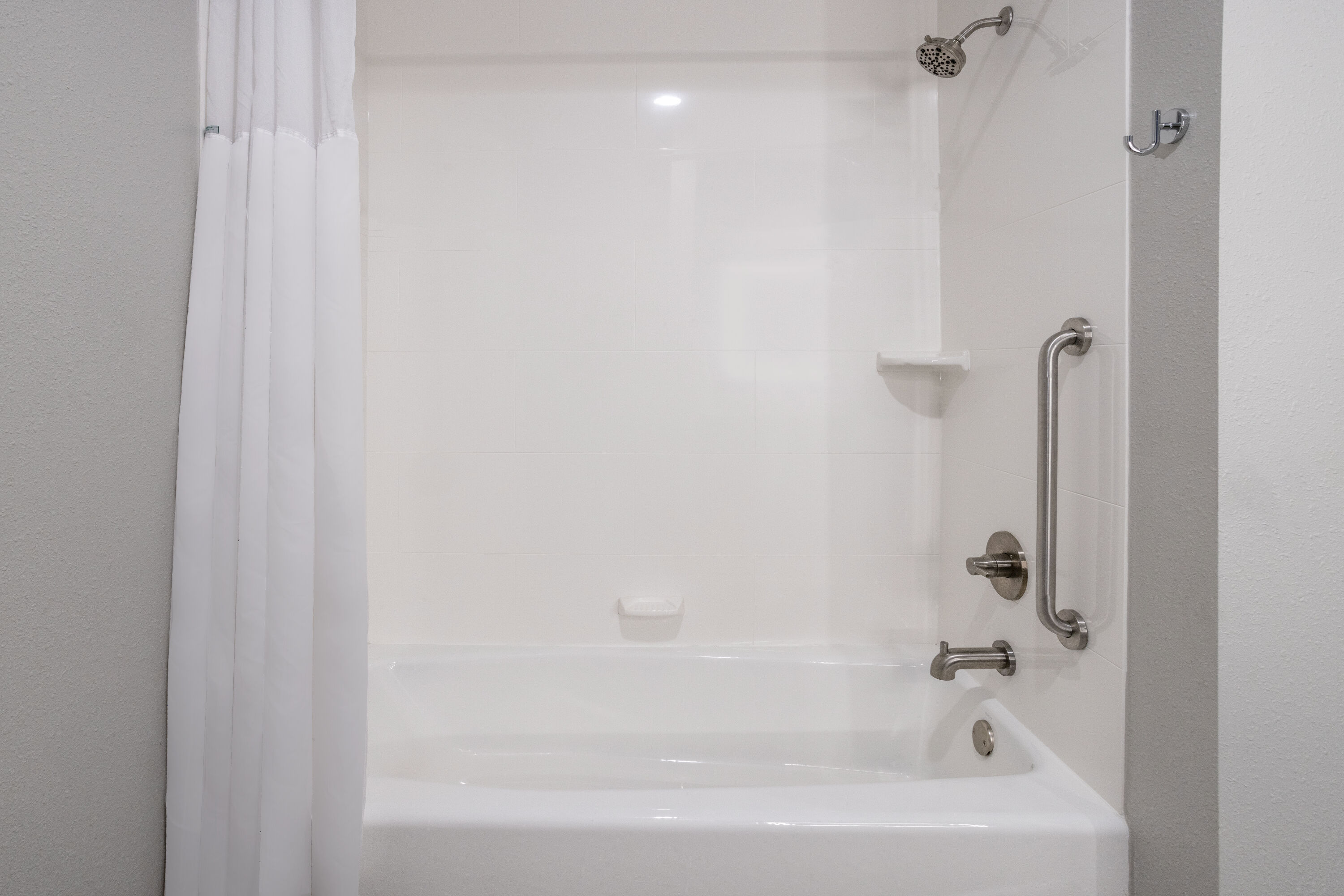 Guest room bath at the La Quinta Inn & Suites by Wyndham Valdosta in Valdosta, Georgia