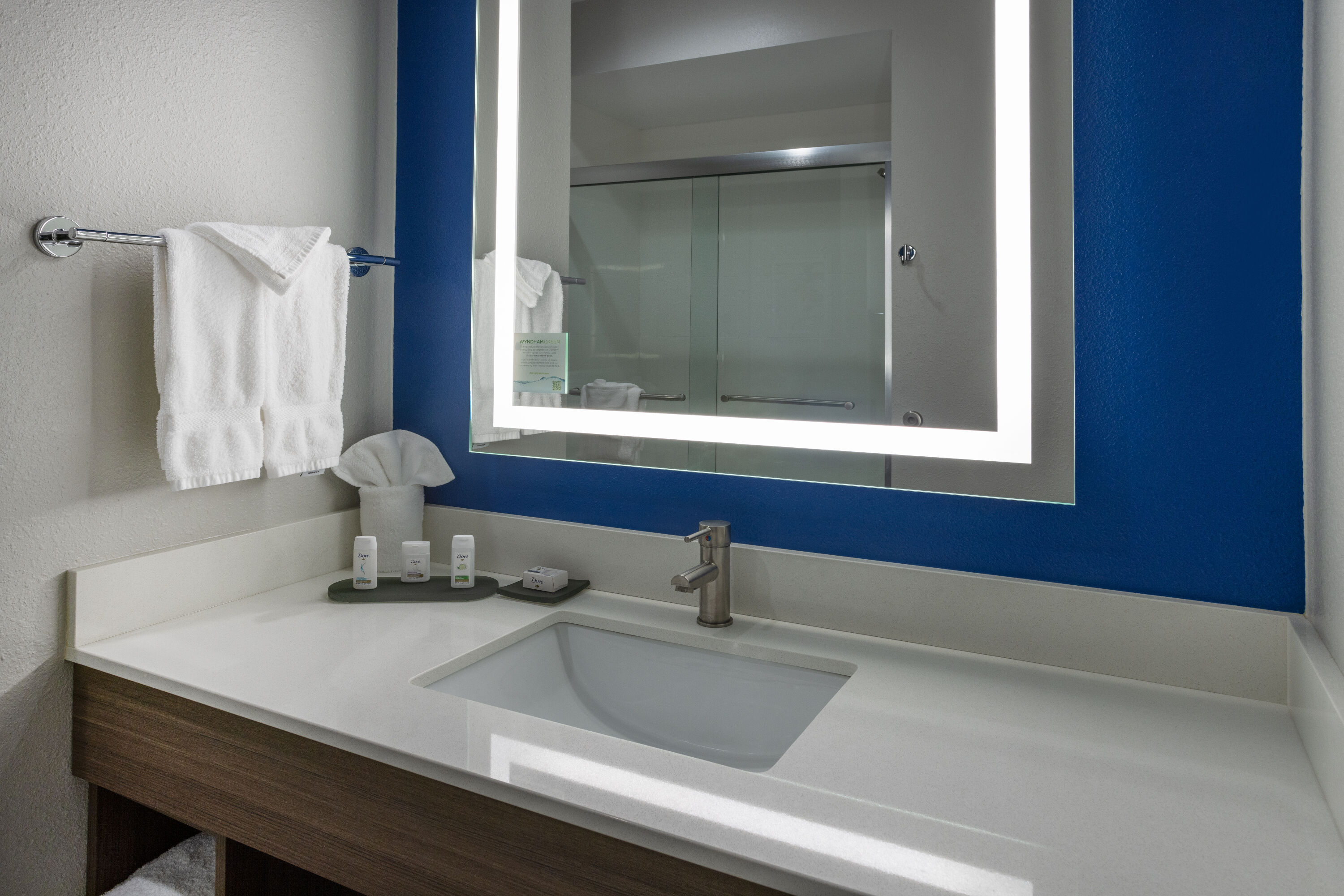 Guest room bath at the La Quinta Inn & Suites by Wyndham Valdosta in Valdosta, Georgia