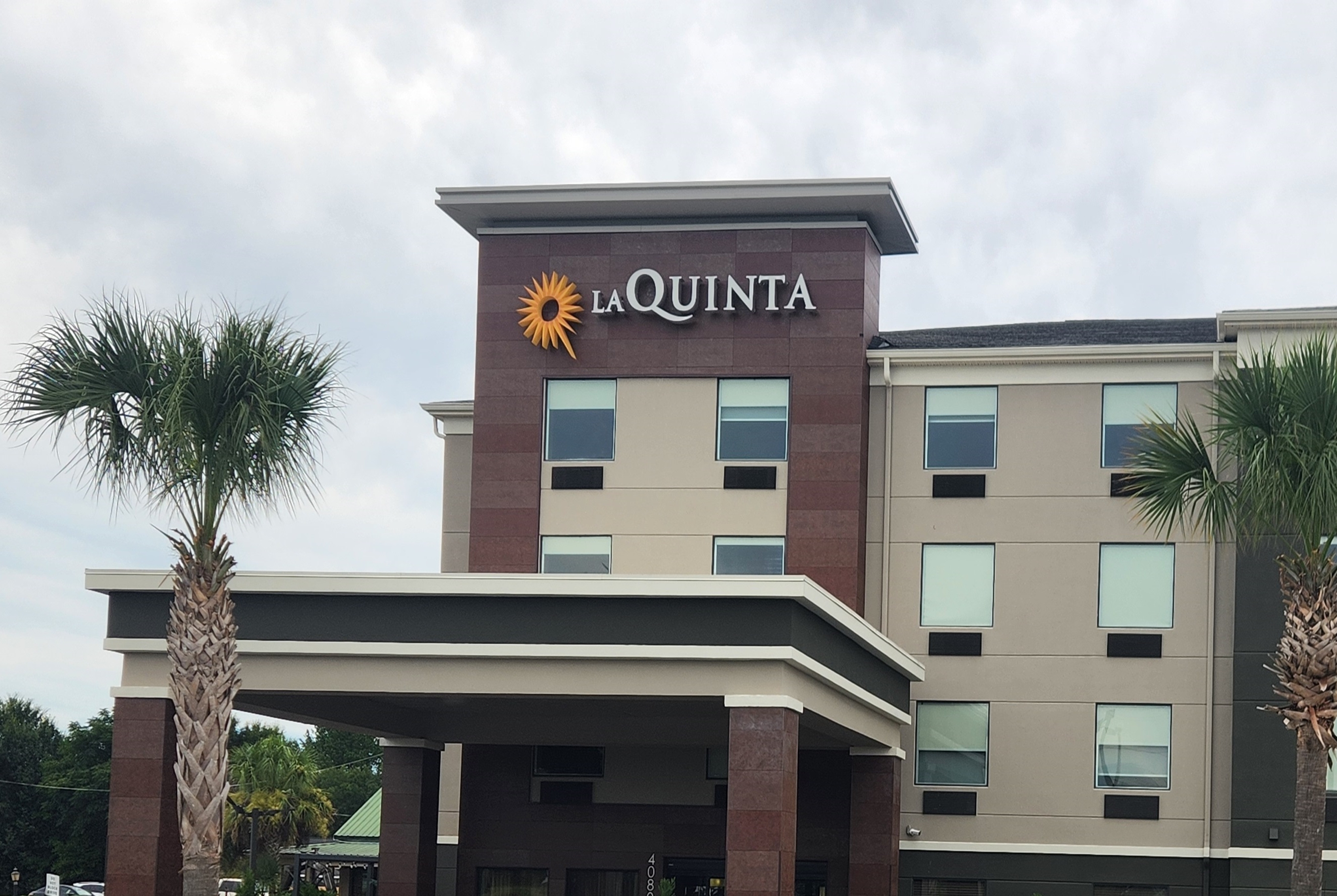 Exterior of La Quinta Inn & Suites by Wyndham Warner Robins - Robins AFB hotel in Warner Robins, Georgia