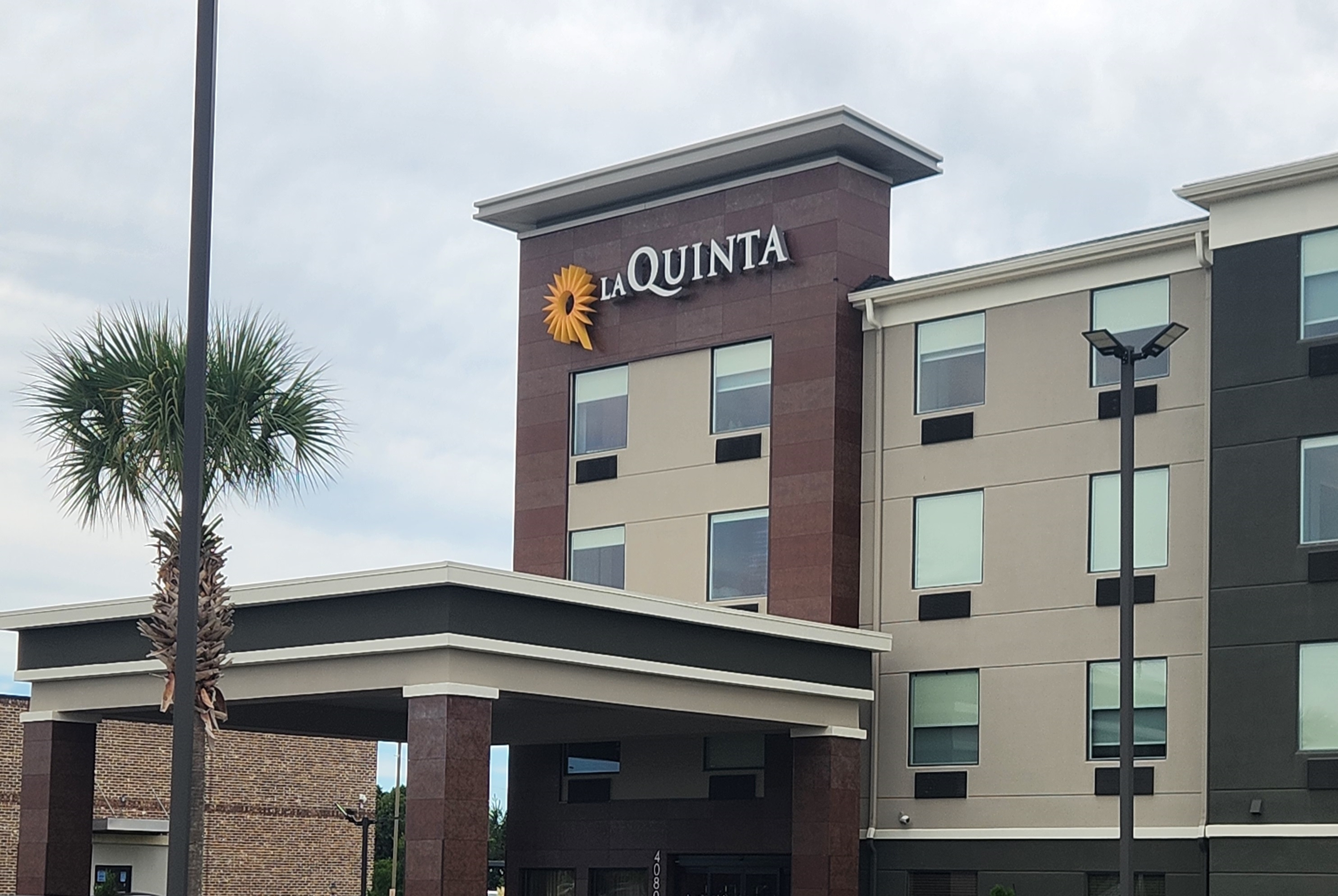 Exterior of La Quinta Inn & Suites by Wyndham Warner Robins - Robins AFB hotel in Warner Robins, Georgia
