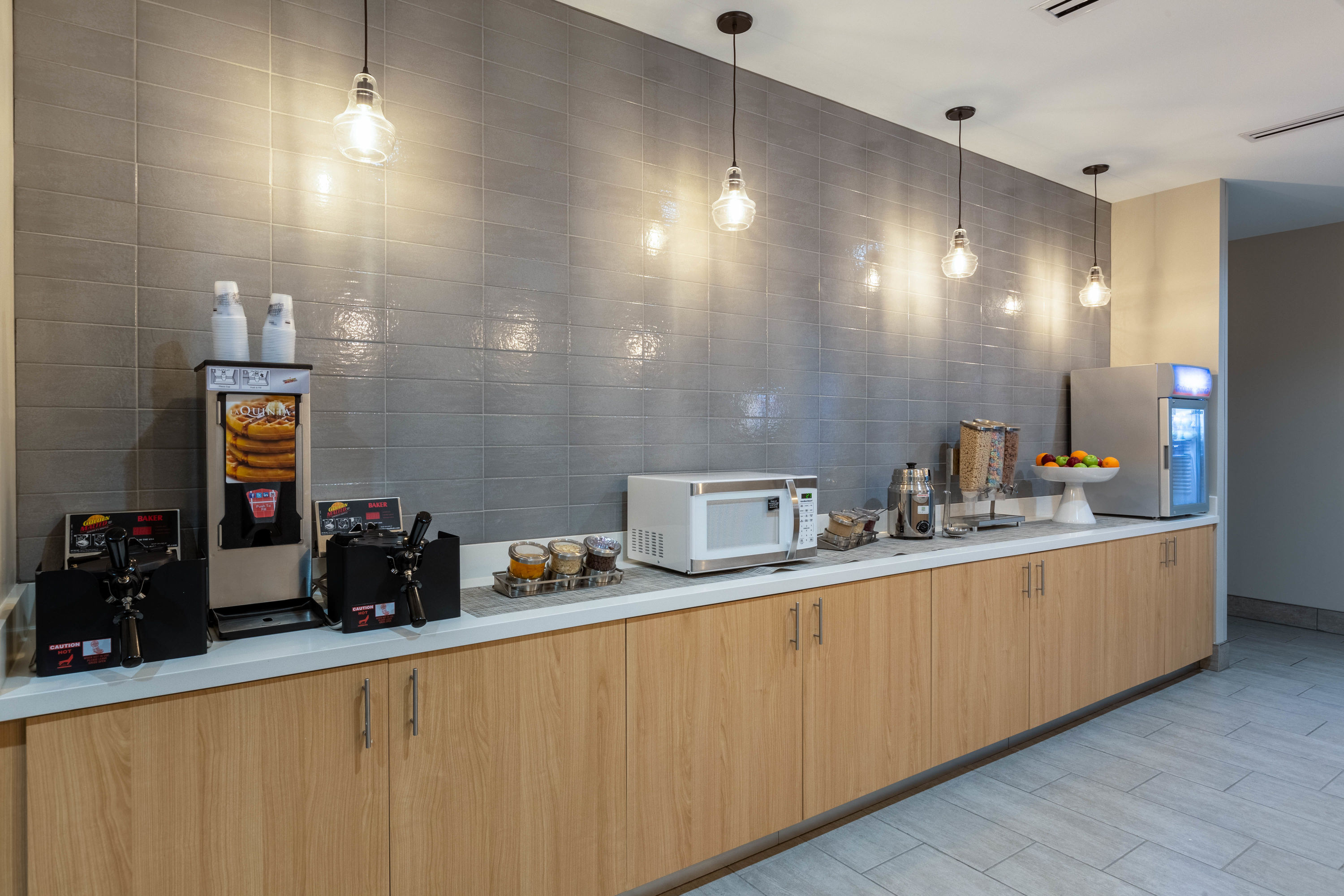 La Quinta by Wyndham Altoona Des Moines restaurant breakfast area with seating in Altoona, Iowa