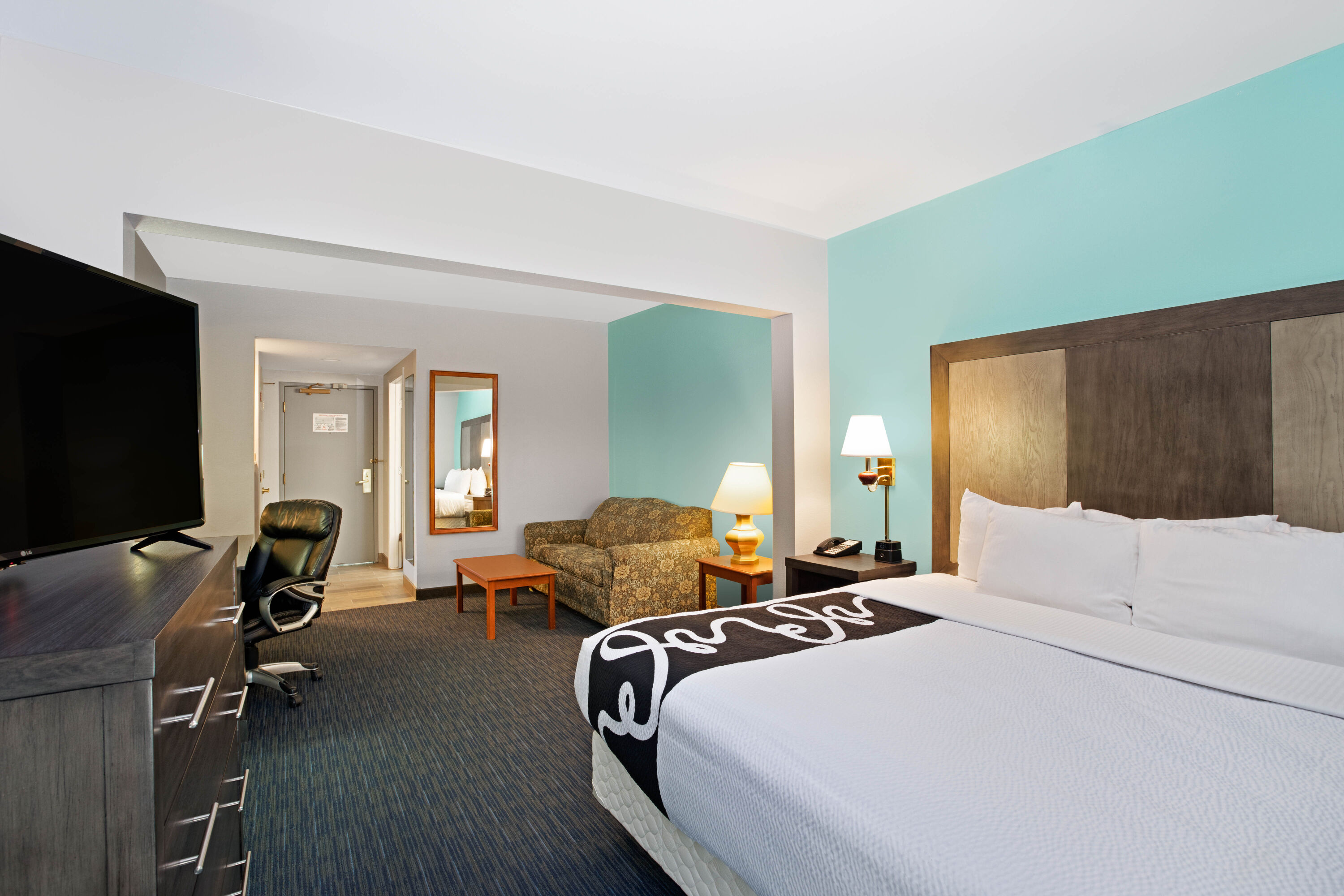 La Quinta Inn & Suites by Wyndham Omaha Airport Downtown Carter Lake