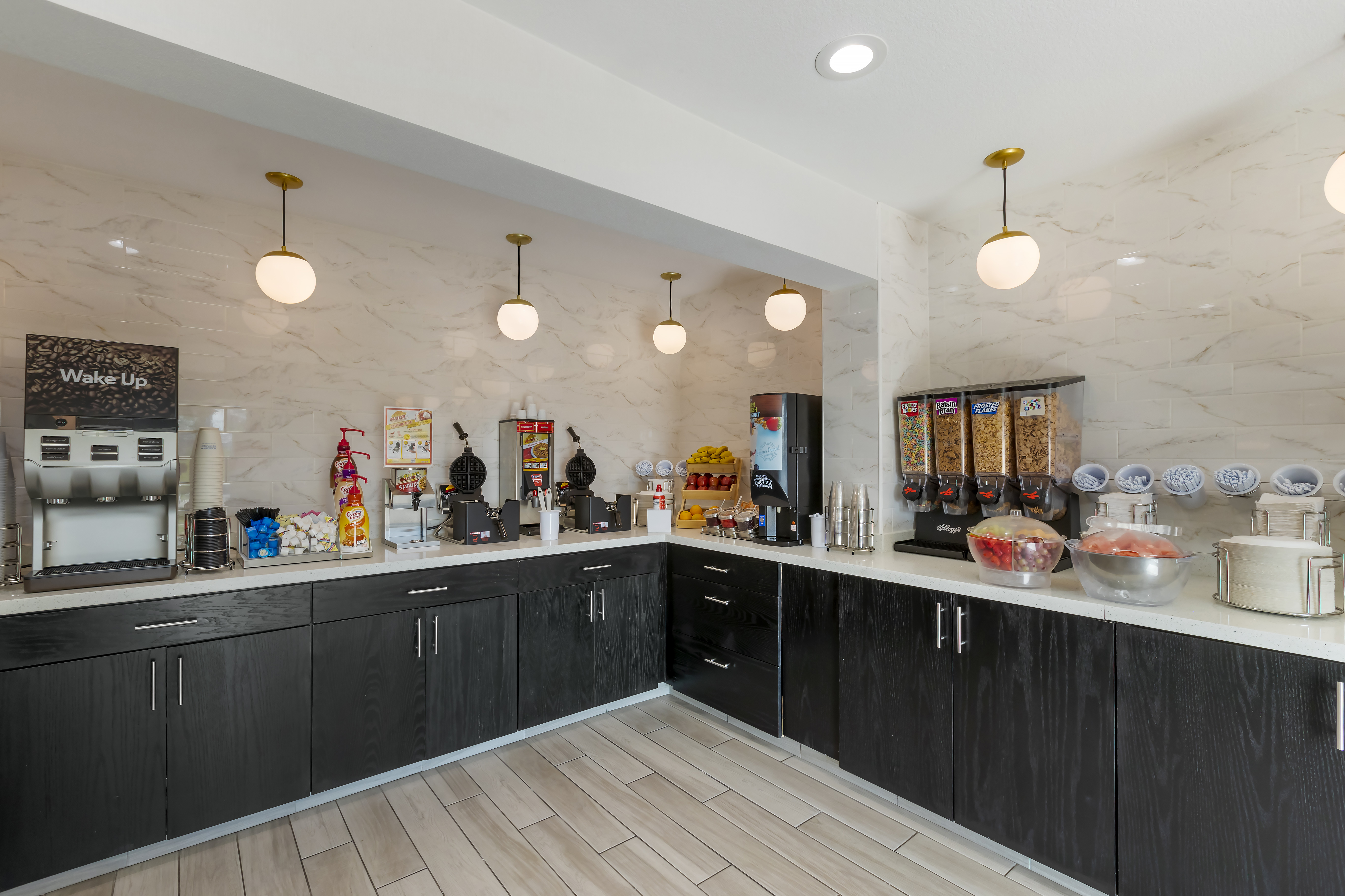 La Quinta Inn & Suites by Wyndham Des Moines West Clive restaurant breakfast area with seating in Clive, Iowa