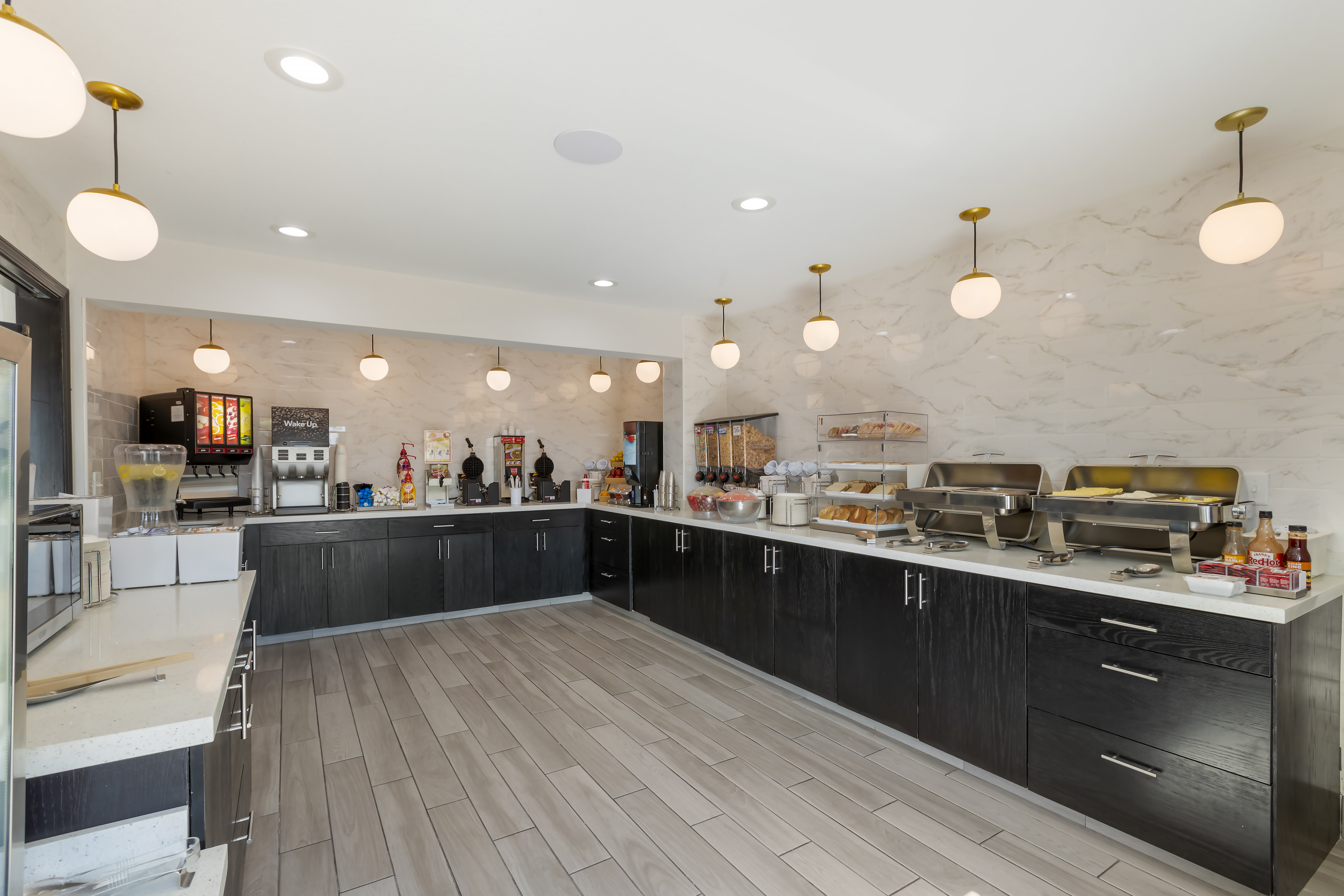 La Quinta Inn & Suites by Wyndham Des Moines West Clive restaurant breakfast area with seating in Clive, Iowa