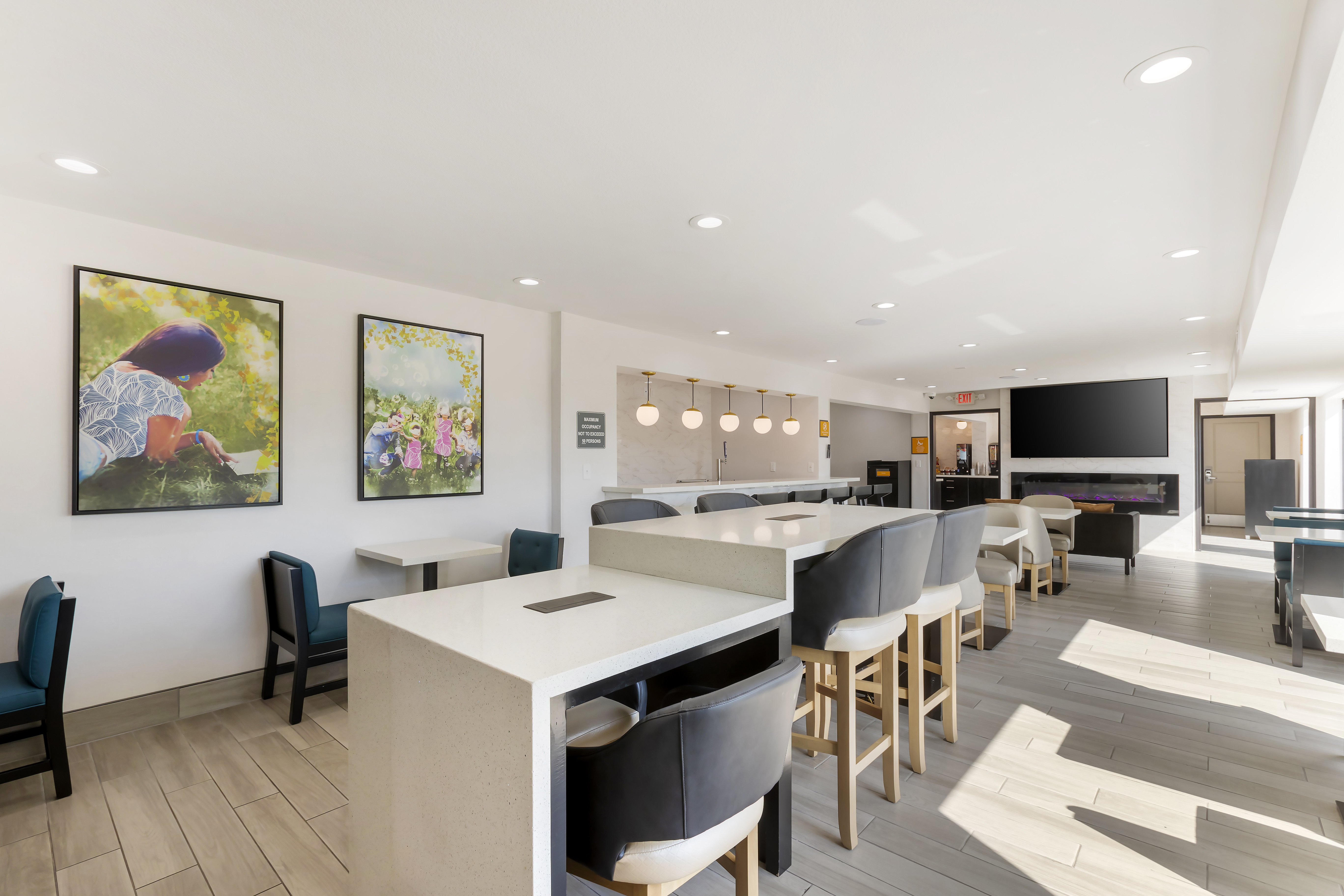 La Quinta Inn & Suites by Wyndham Des Moines West Clive restaurant breakfast area with seating in Clive, Iowa