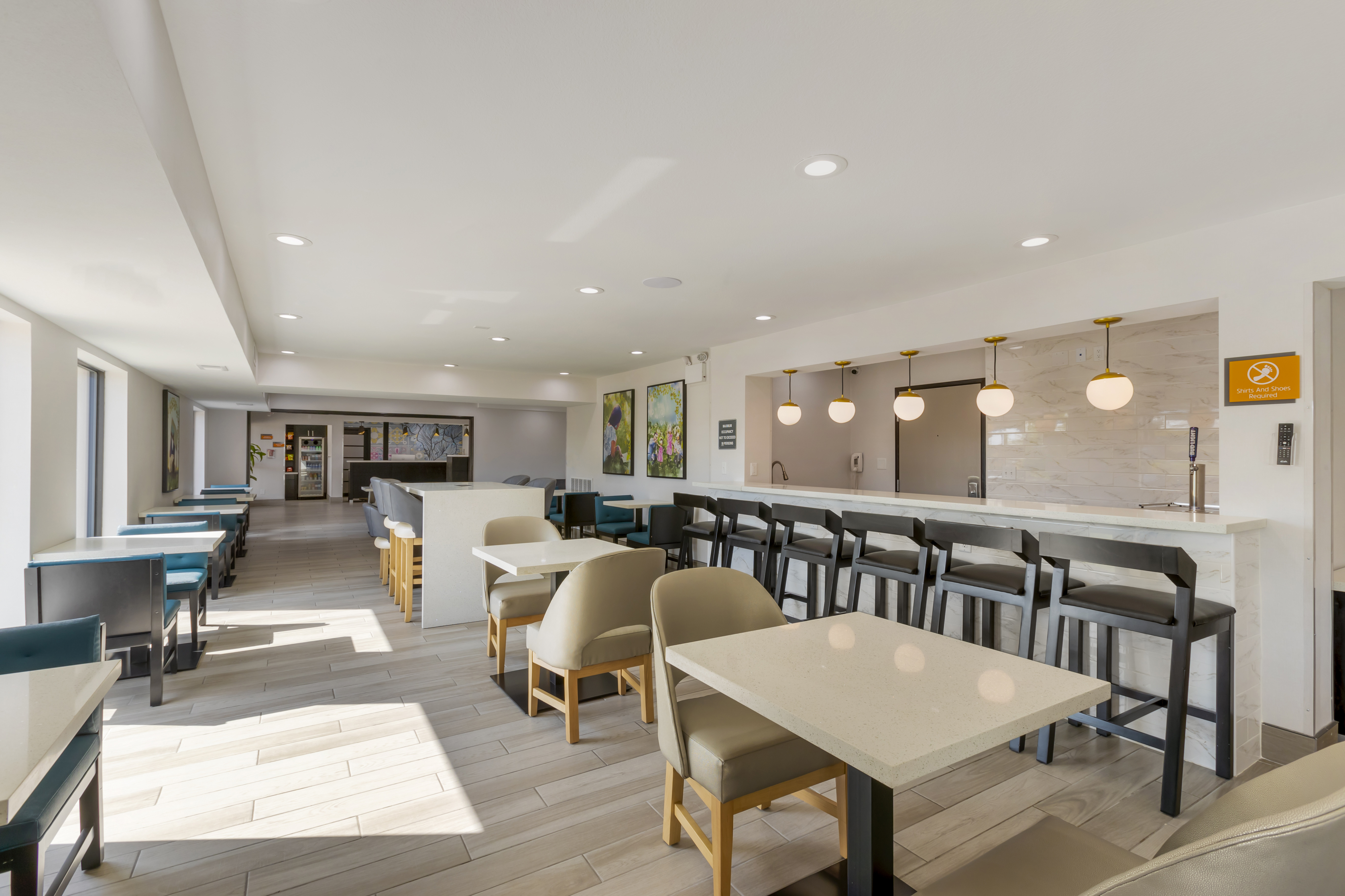 La Quinta Inn & Suites by Wyndham Des Moines West Clive restaurant breakfast area with seating in Clive, Iowa