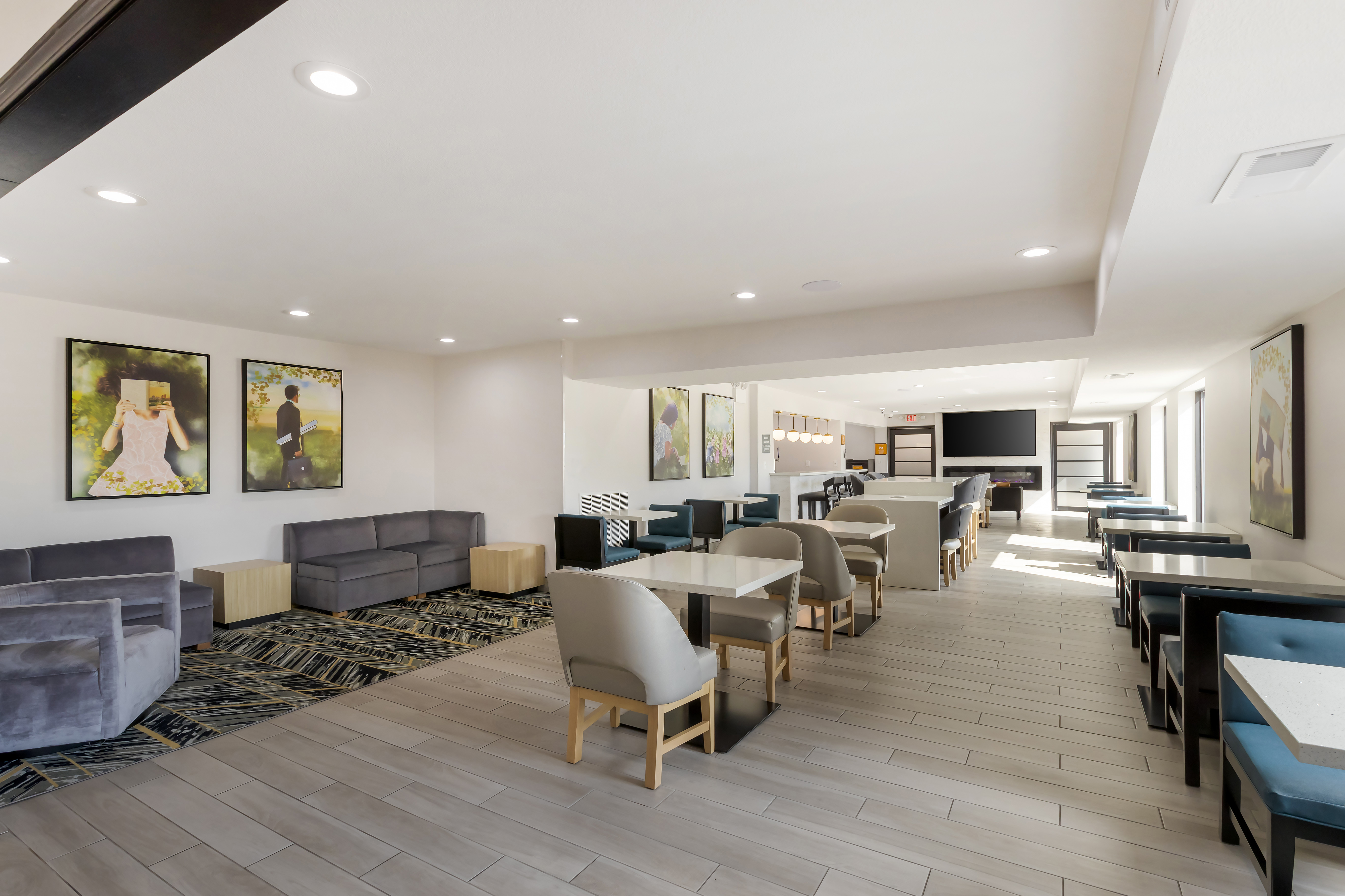 La Quinta Inn & Suites by Wyndham Des Moines West Clive restaurant breakfast area with seating in Clive, Iowa