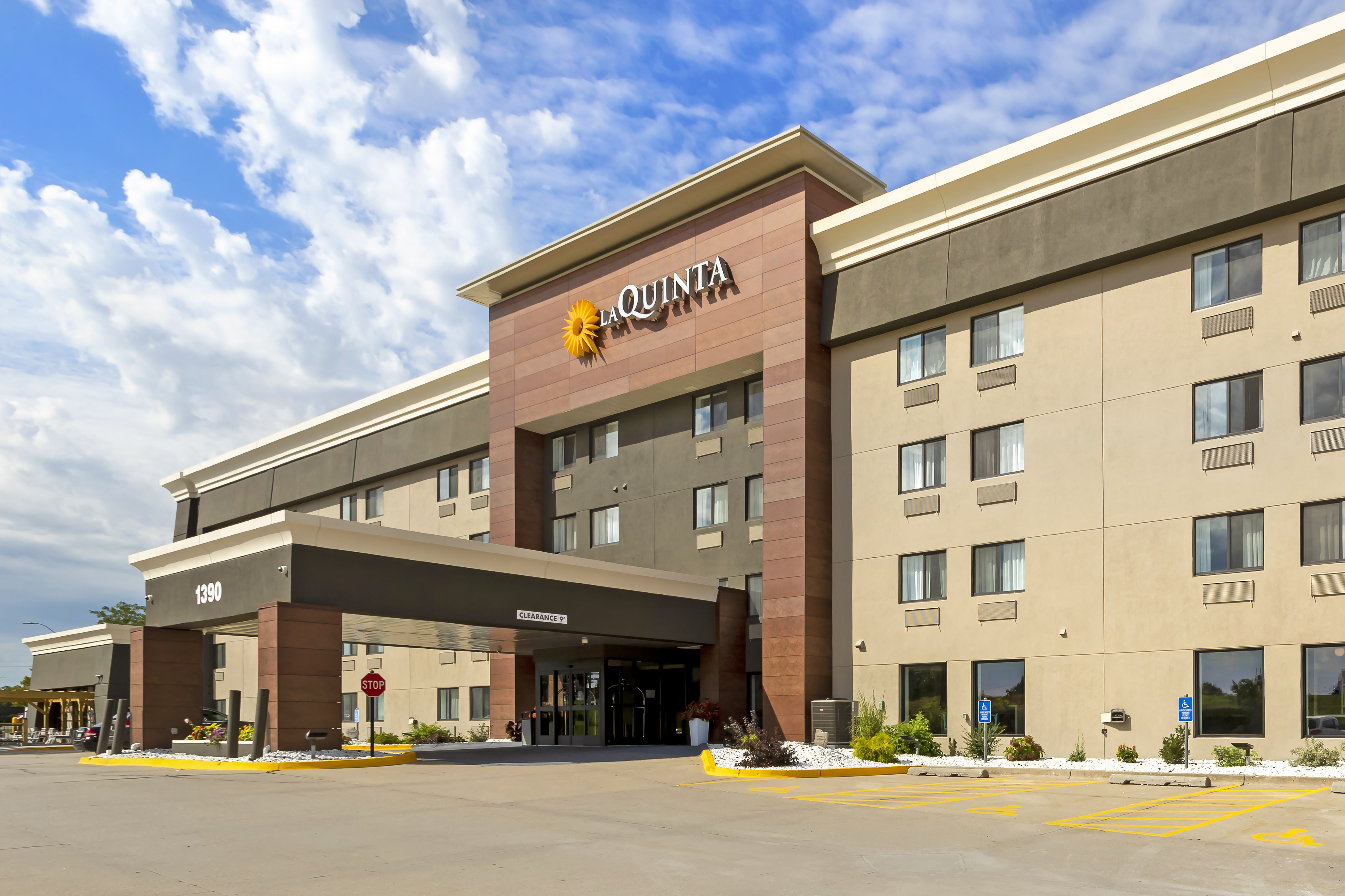 Exterior of La Quinta Inn & Suites by Wyndham Des Moines West Clive hotel in Clive, Iowa