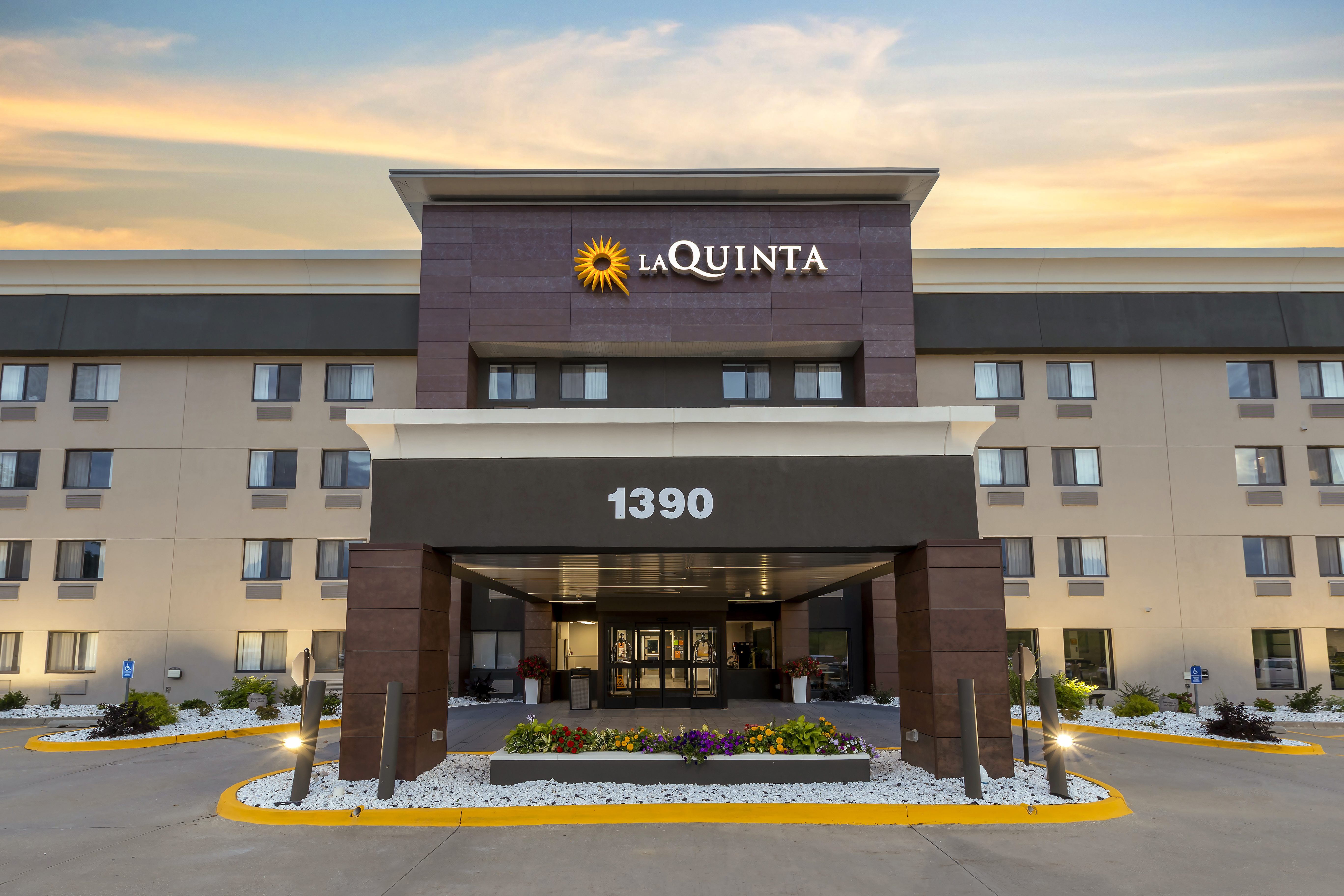 Exterior of La Quinta Inn & Suites by Wyndham Des Moines West Clive hotel in Clive, Iowa