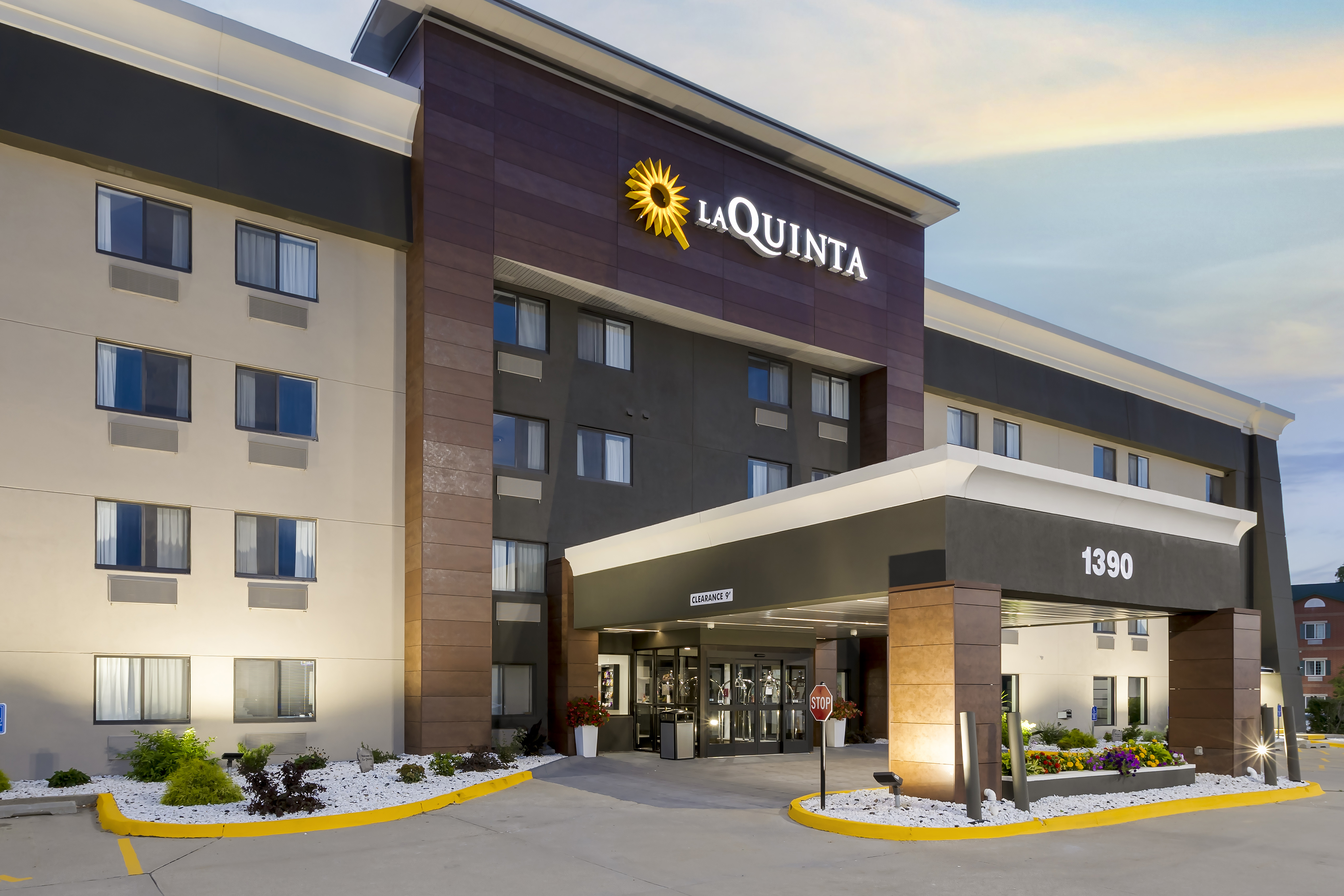 Exterior of La Quinta Inn & Suites by Wyndham Des Moines West Clive hotel in Clive, Iowa