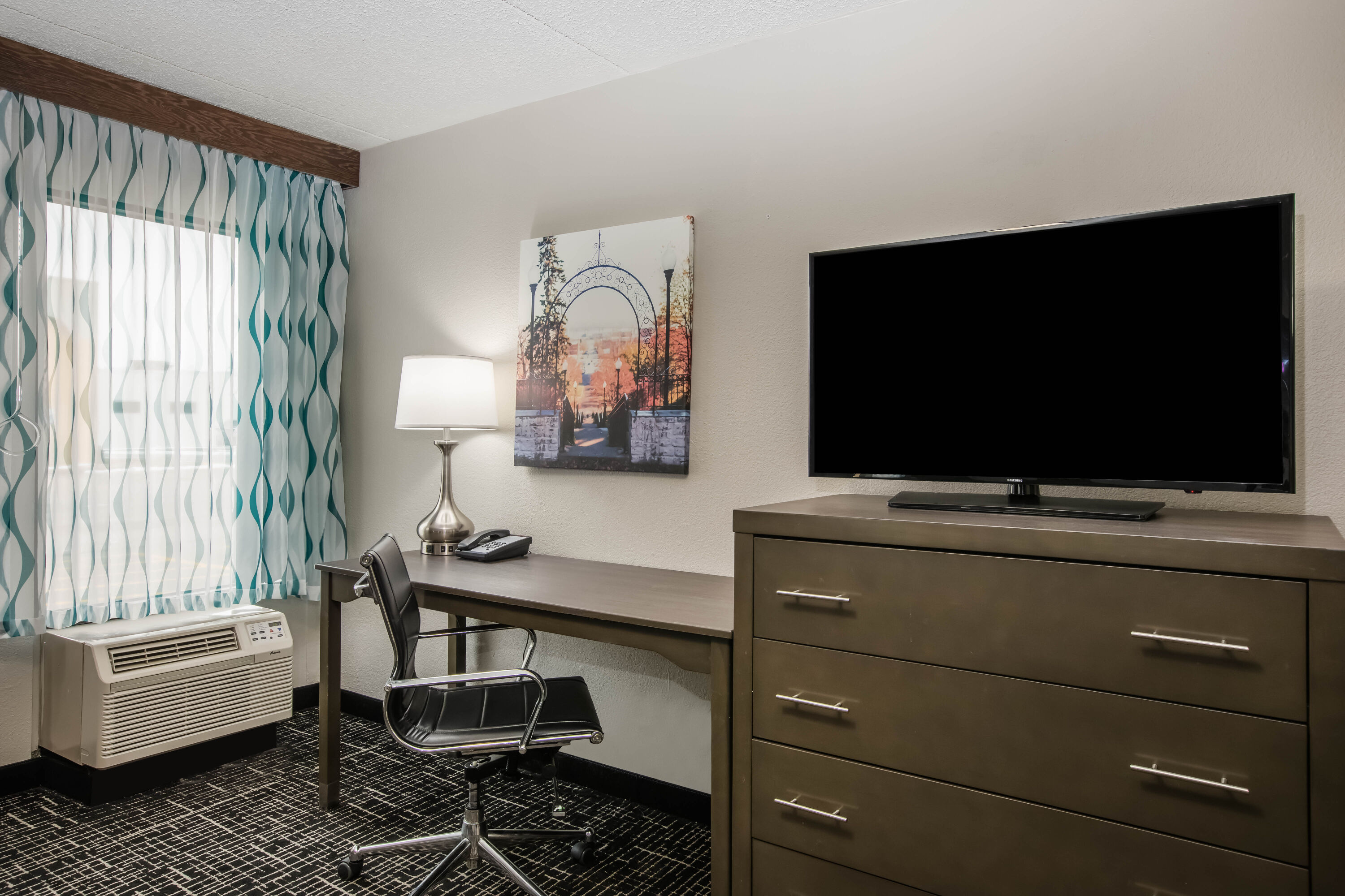 Guest room feature at the La Quinta Inn by Wyndham Davenport & Conference Center in Davenport, Iowa