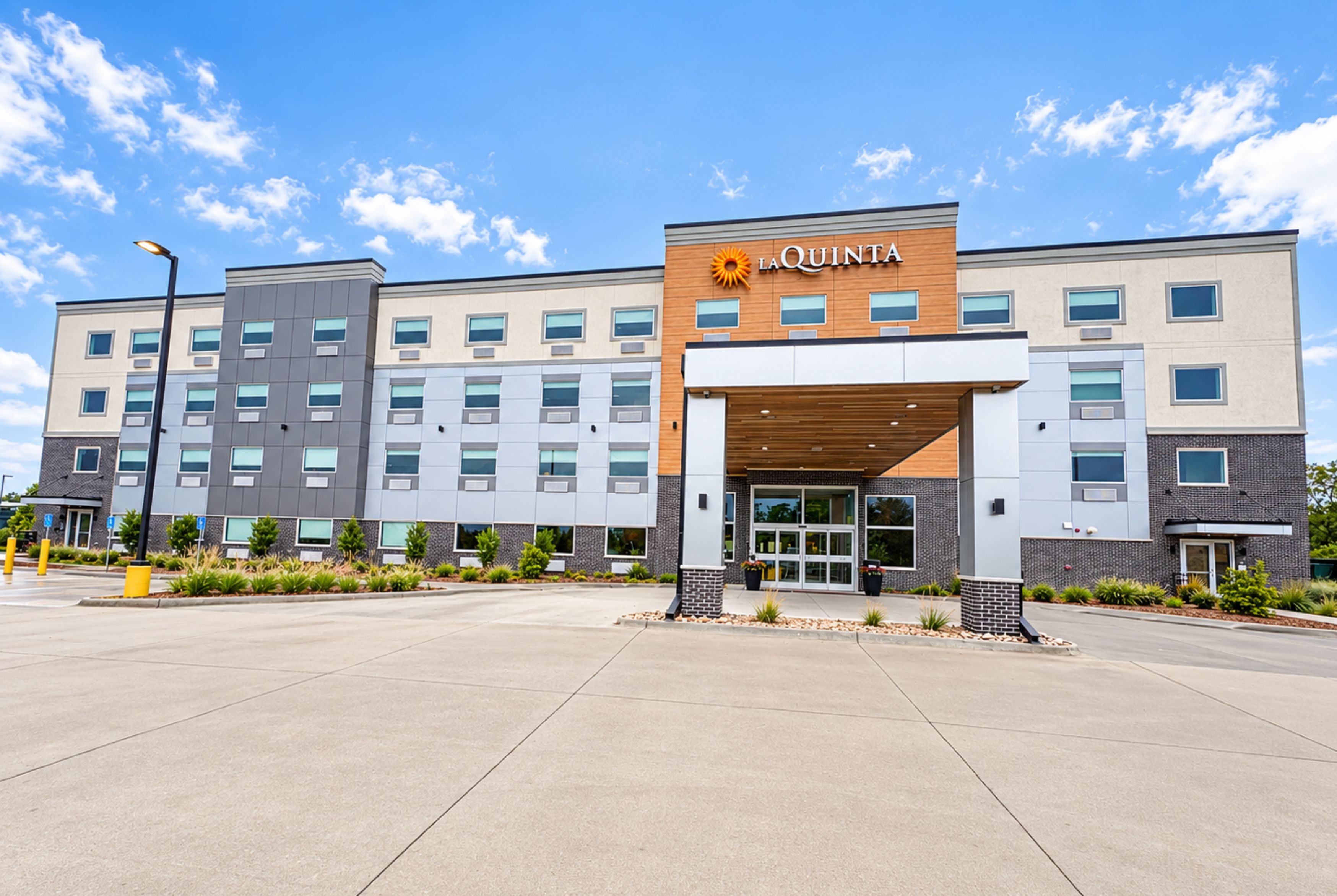 Exterior of La Quinta Inn & Suites by Wyndham Johnston hotel in Johnston, Iowa