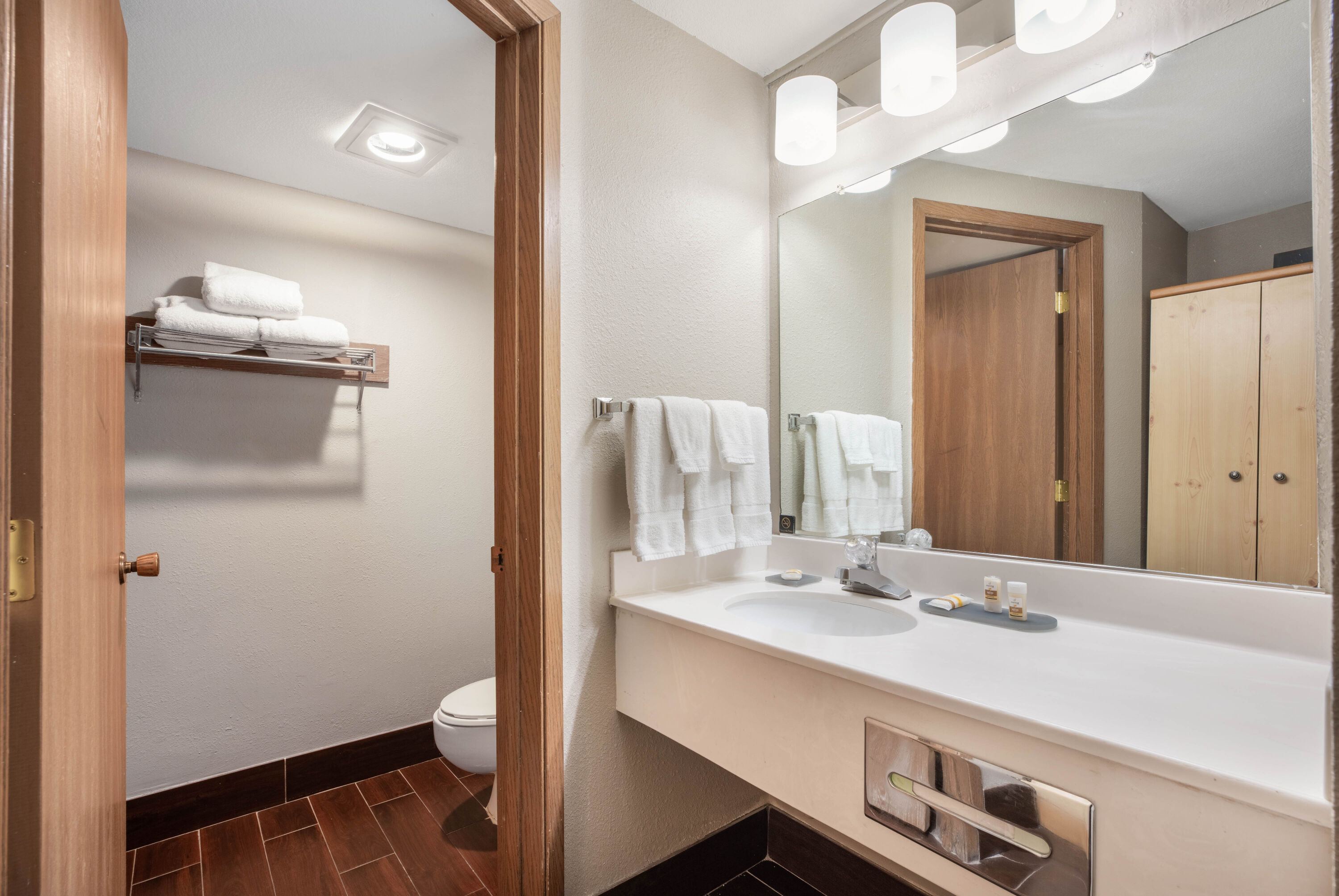 Guest room bath at the La Quinta Inn by Wyndham Caldwell in Caldwell, Idaho